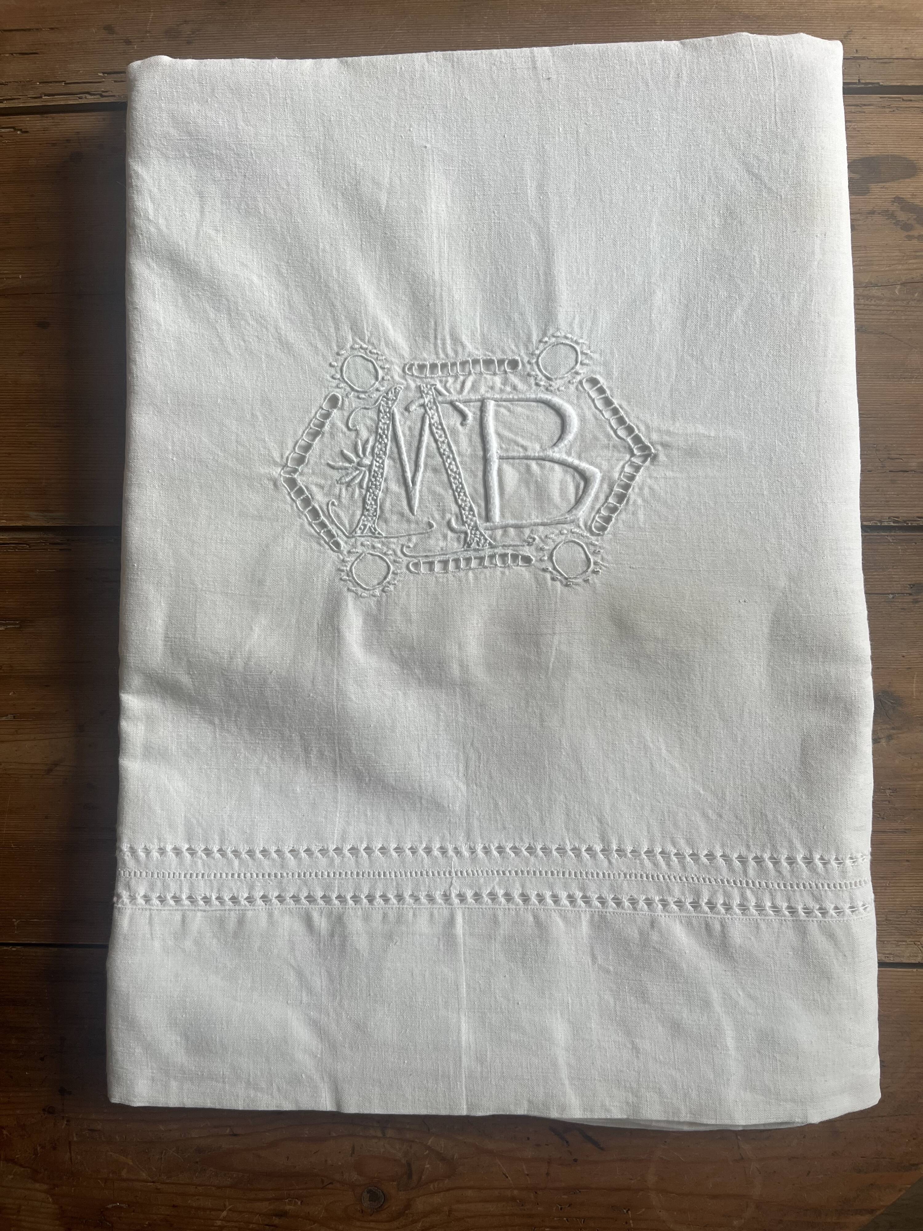 Linge ancien, drap brodé avec monogramme MB
