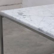 Paire de tables basses ou de tables d'appoint en marbre de Carrare et chrome, années 1970.