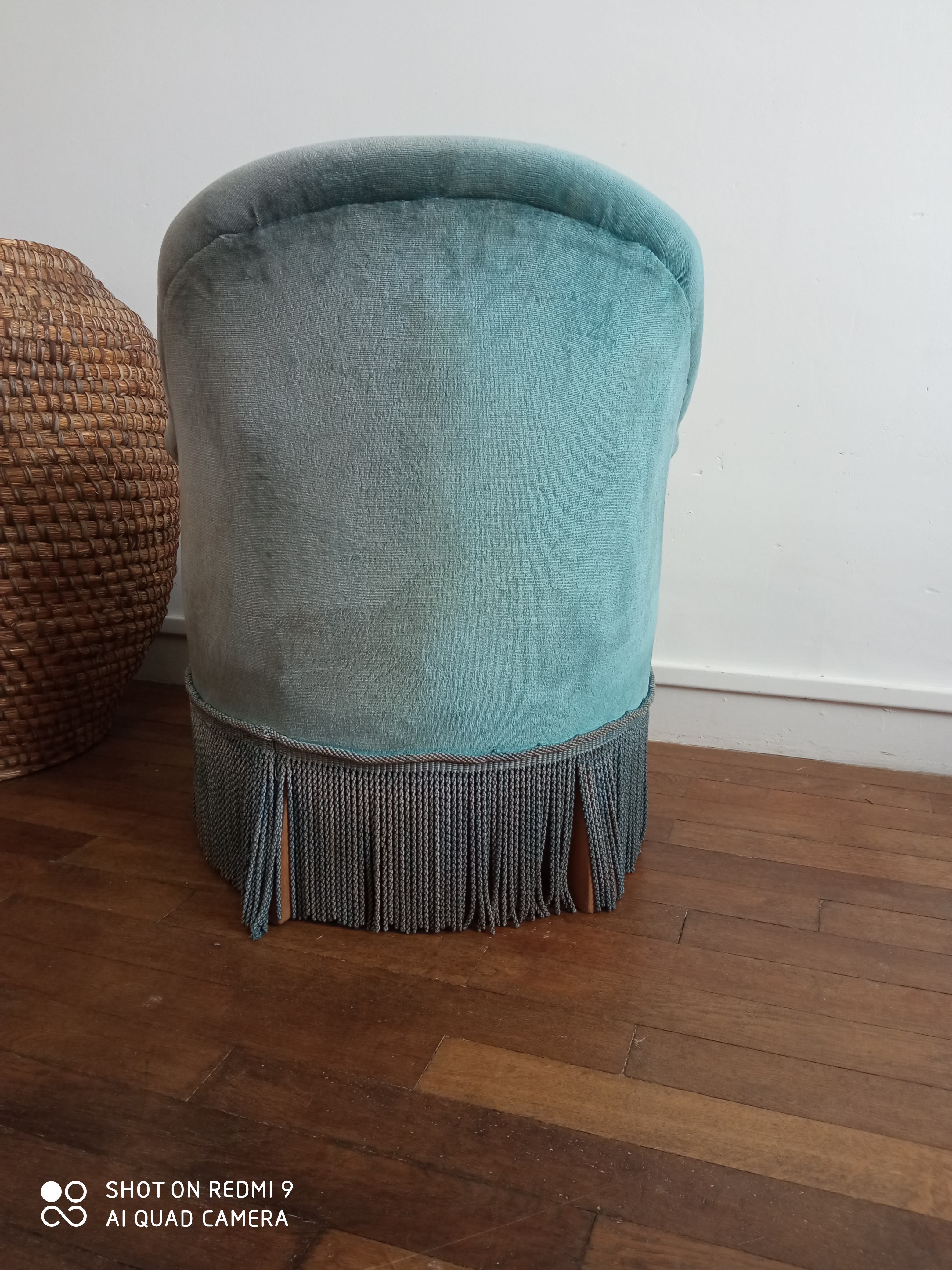 Blue velvet toad chair