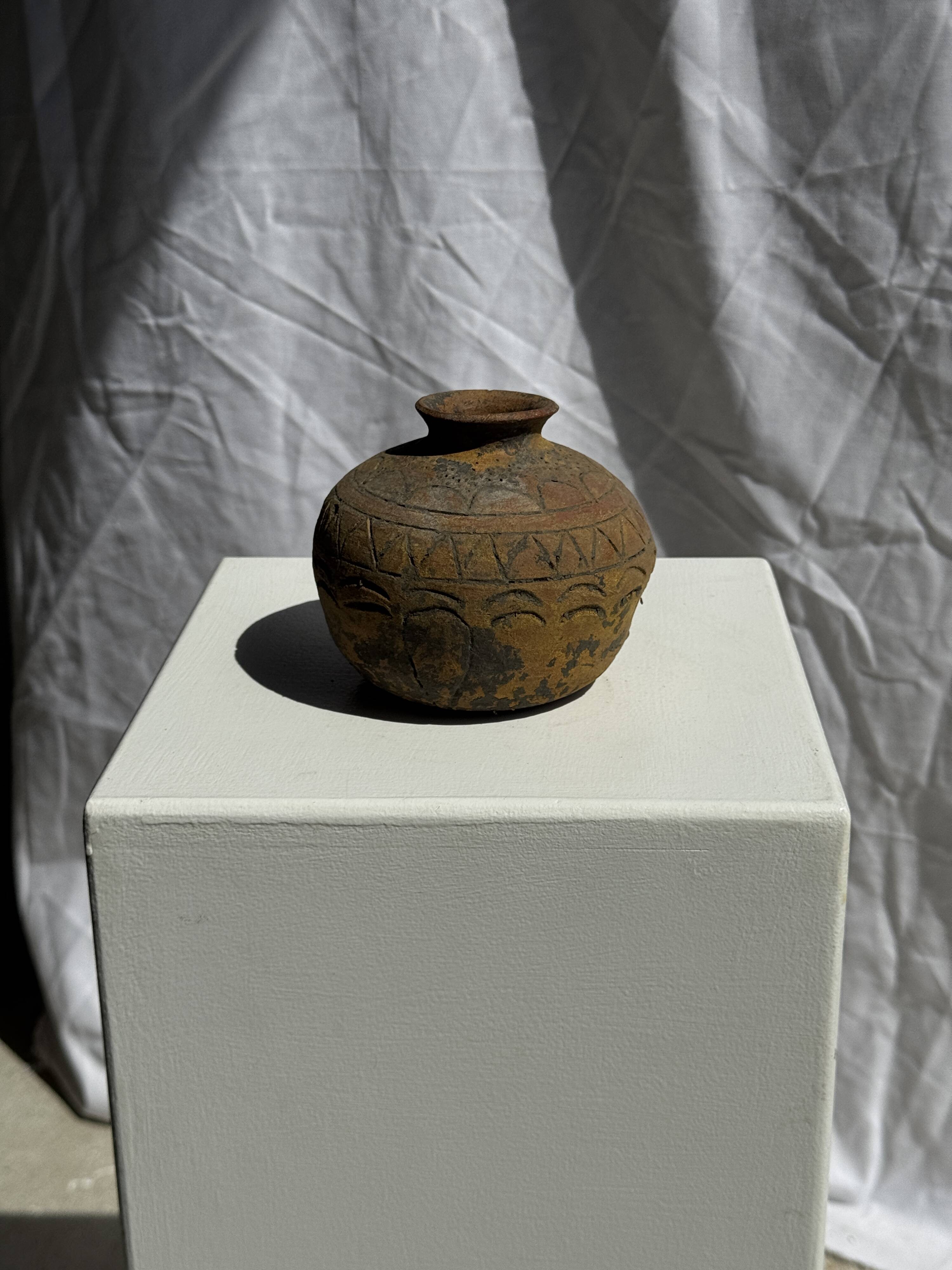 Small round ancient vase in engraved terracotta, Indonesian polychromy H10 D1