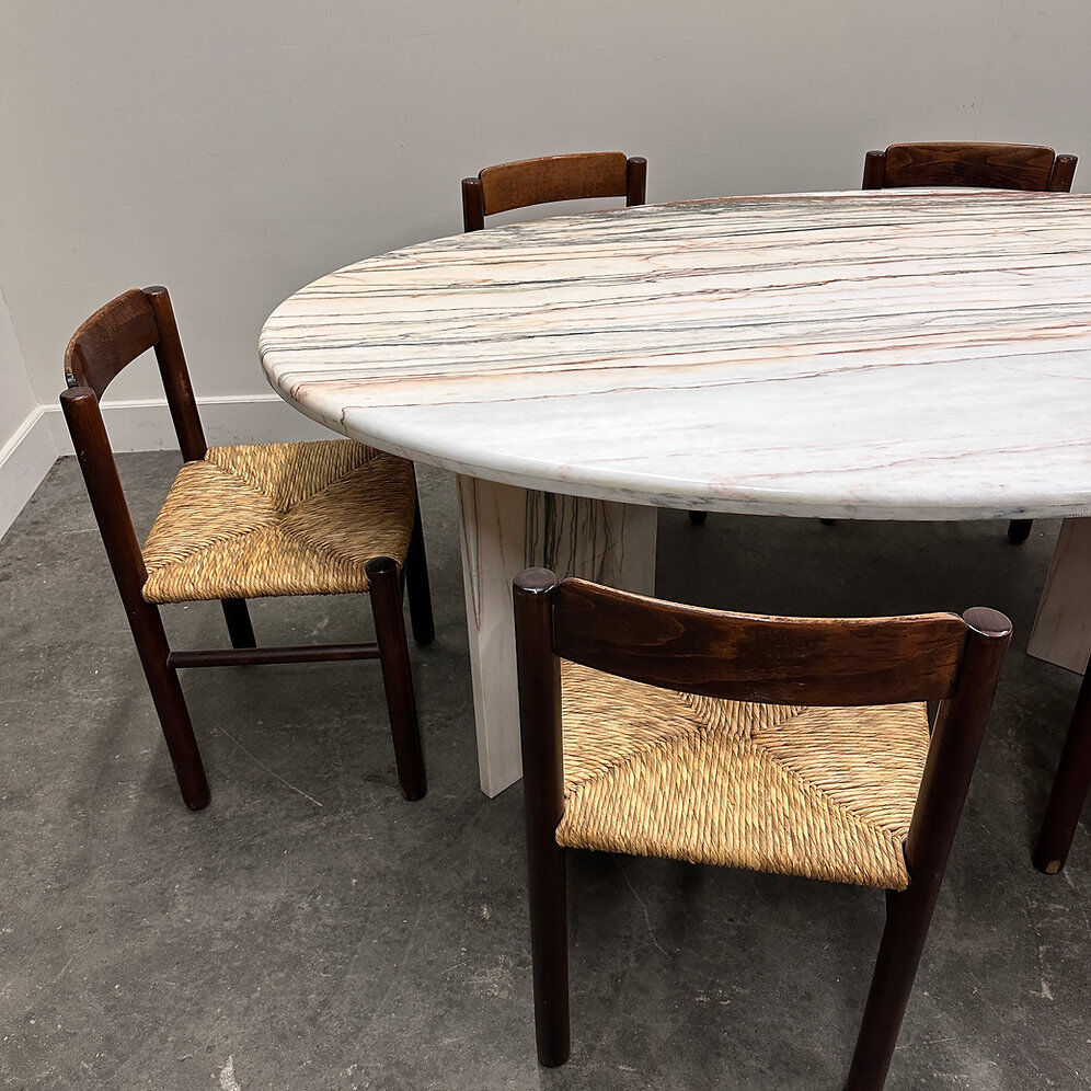 Grande table de salle à manger ovale en marbre Arabescato Rosso italien – années 1970, sculpture sur pierre