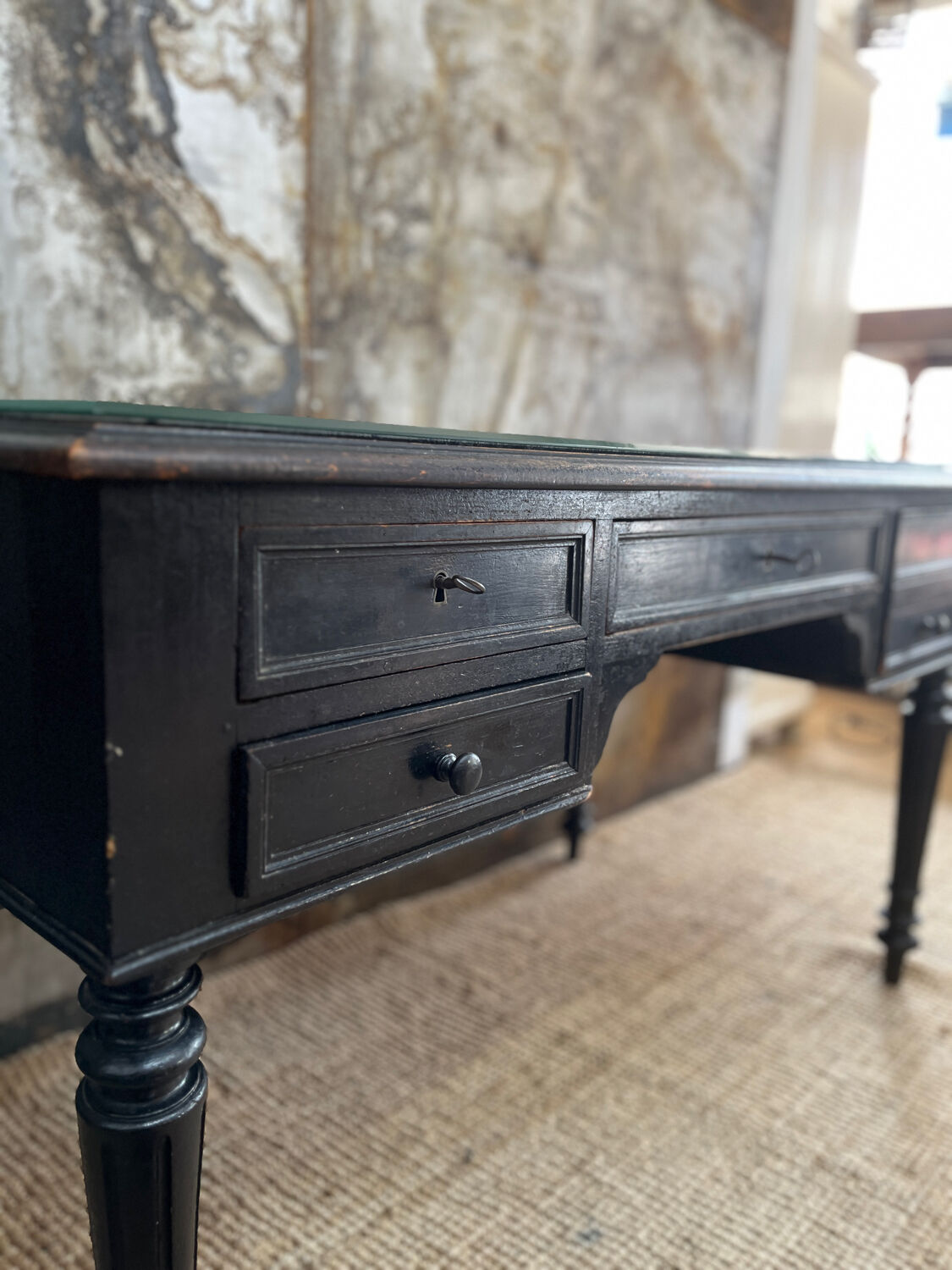 Bureau XIXeme laqué noir et sous main verre biseauté