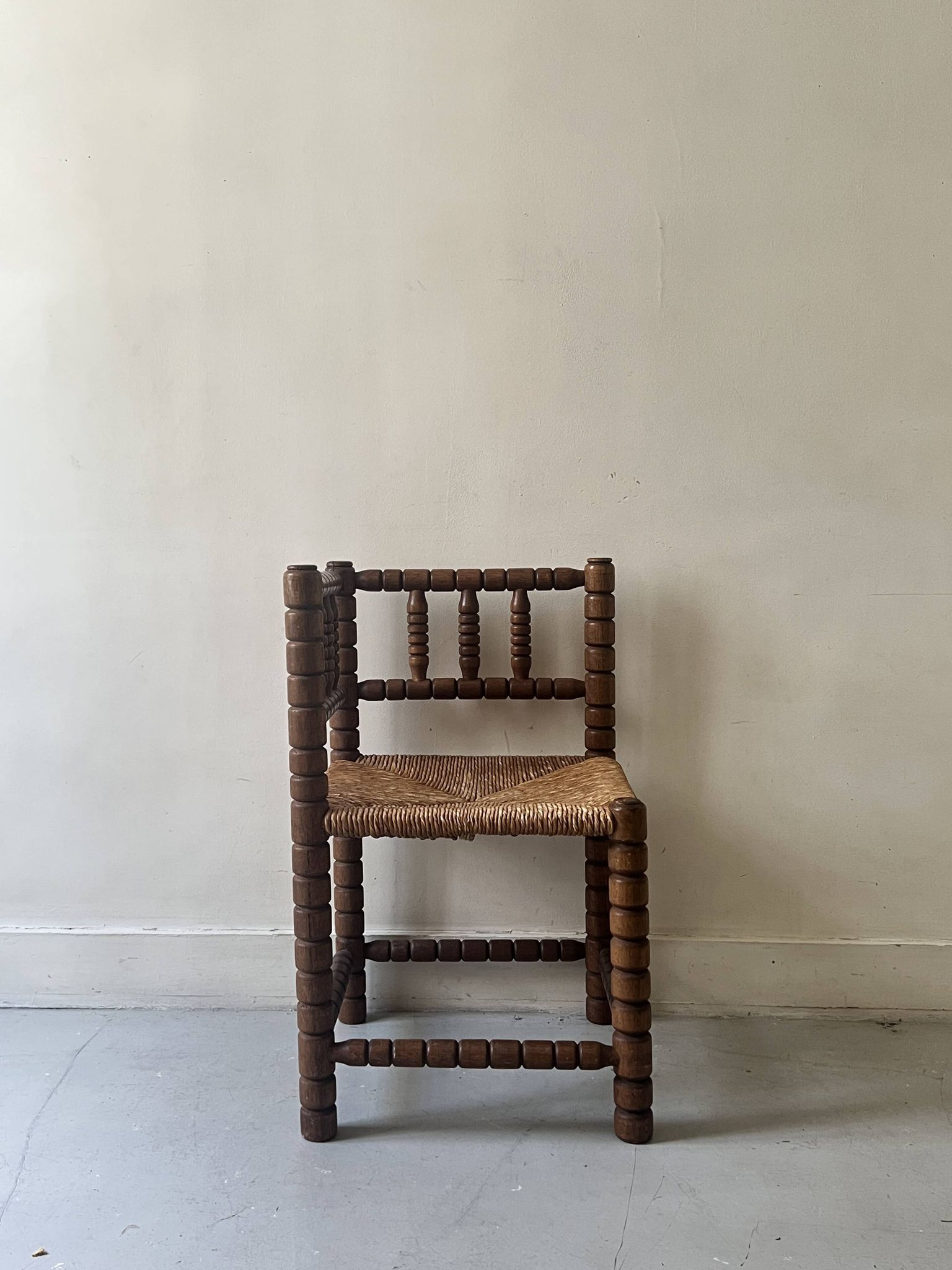 Chaise paillée d'angle "coin de feu" en bois tourné et perlé