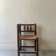 Chaise paillée d'angle "coin de feu" en bois tourné et perlé