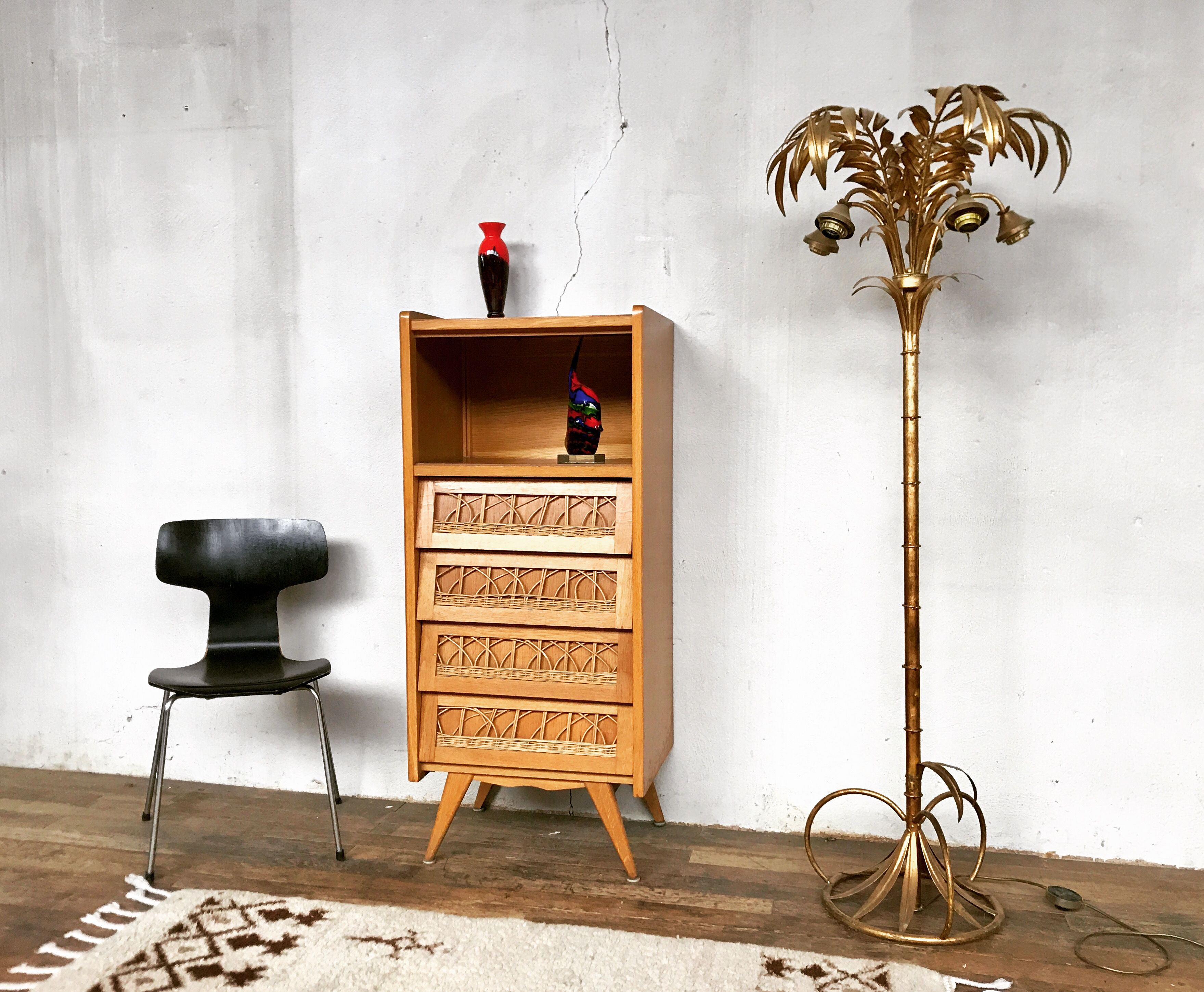 1950-foot compact dresser