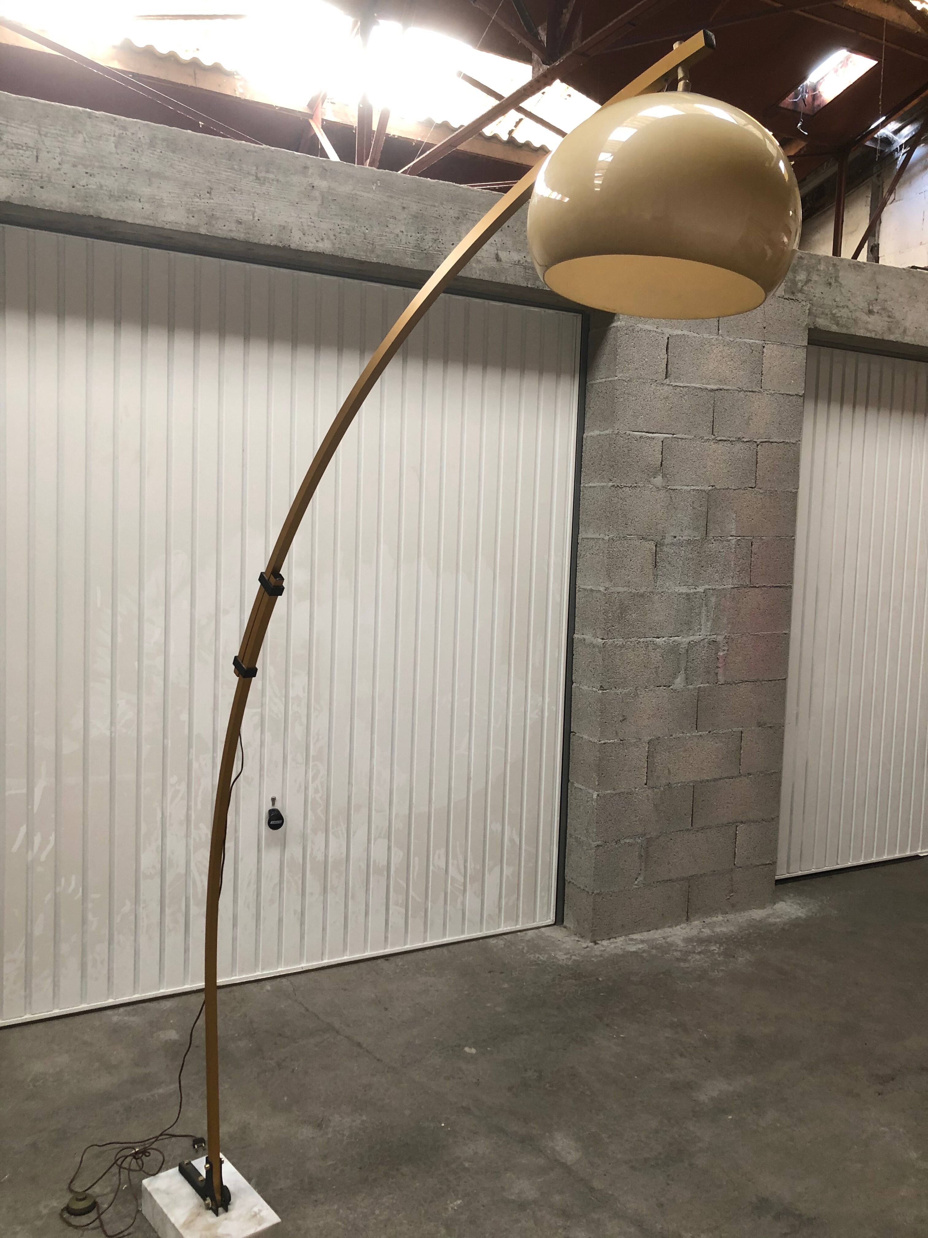 Lampadaire arc doré design des années 70