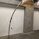 Lampadaire arc doré design des années 70