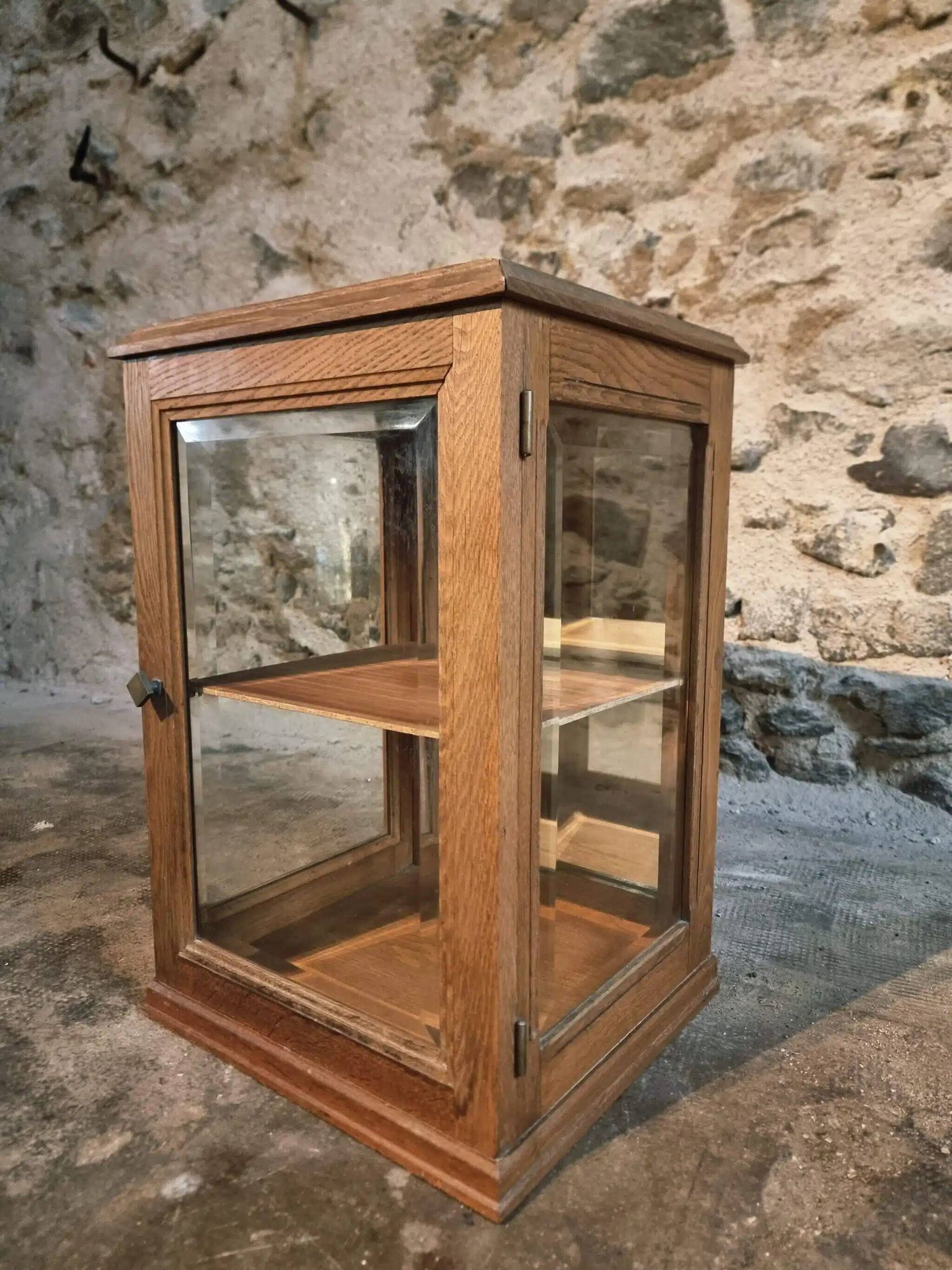 Small antique display cabinet in French oak | 1920s display cabinet with mirrored back
