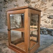 Small antique display cabinet in French oak | 1920s display cabinet with mirrored back