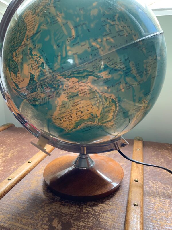 Globe vintage éclairé pied en bois monture argenté déco bureau ancien