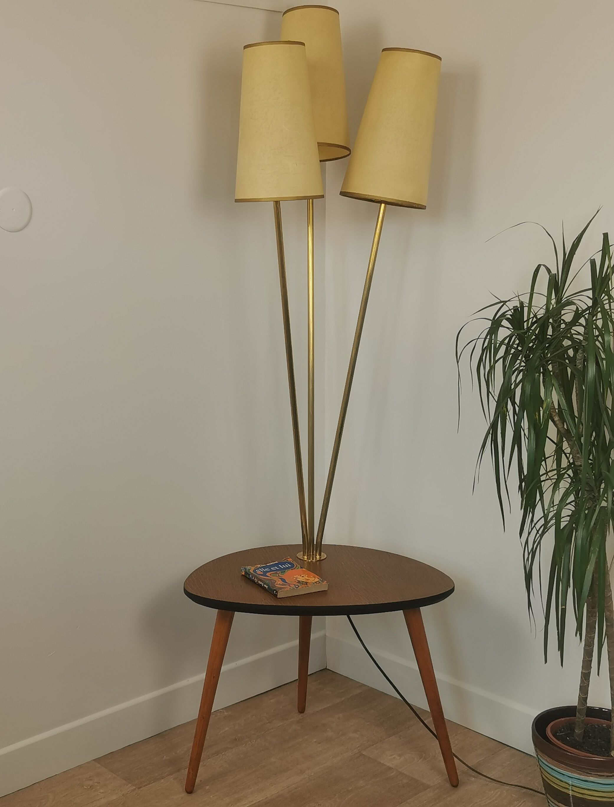 Lampadaire tripode avec tablette 60