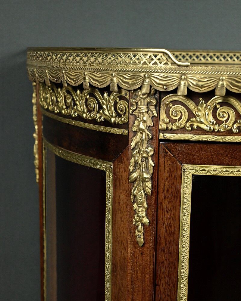 Small mahogany display cabinet, Louis XV to Louis XVI transition style – early 20th century.