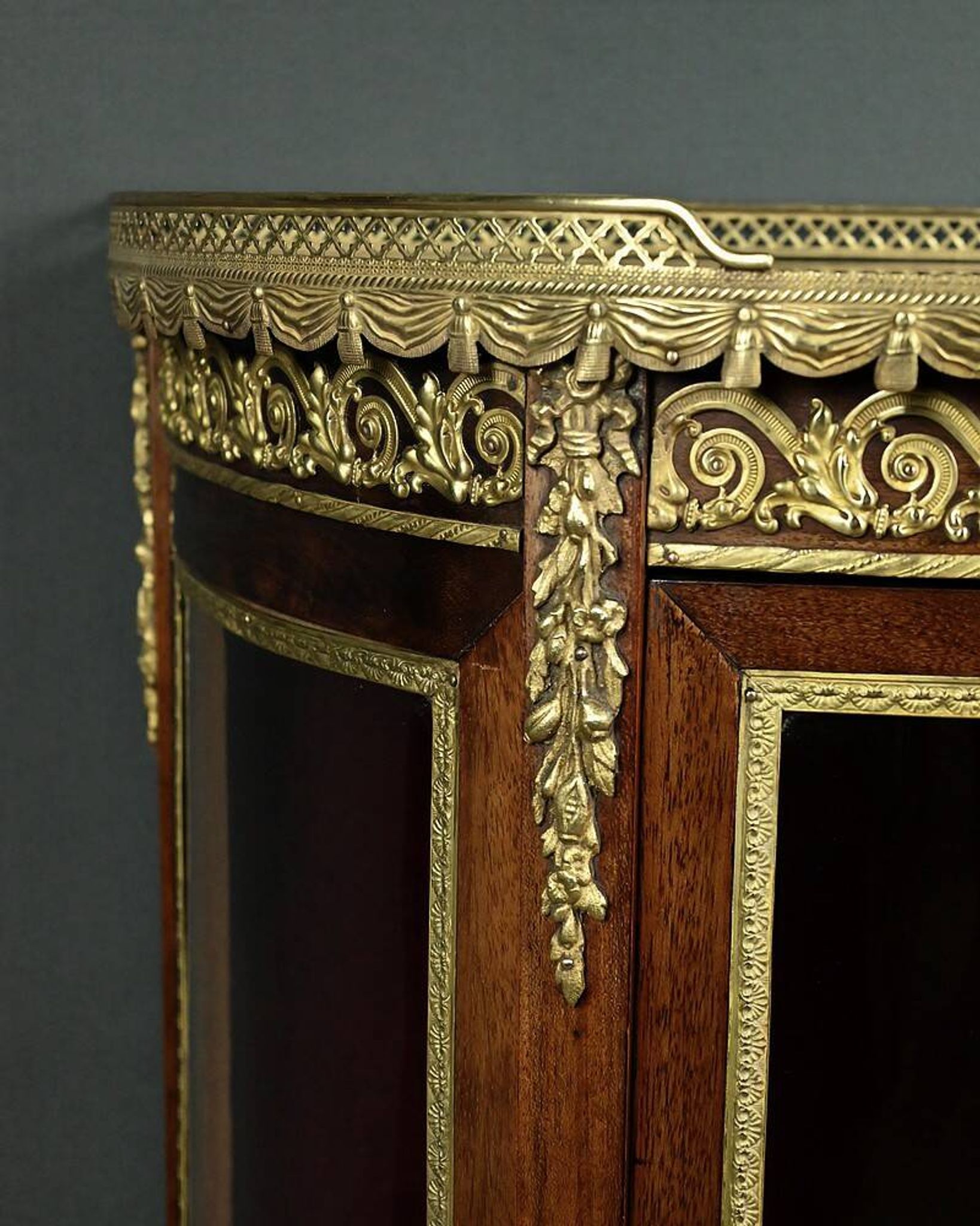 Small mahogany display cabinet, Louis XV to Louis XVI transition style – early 20th century.