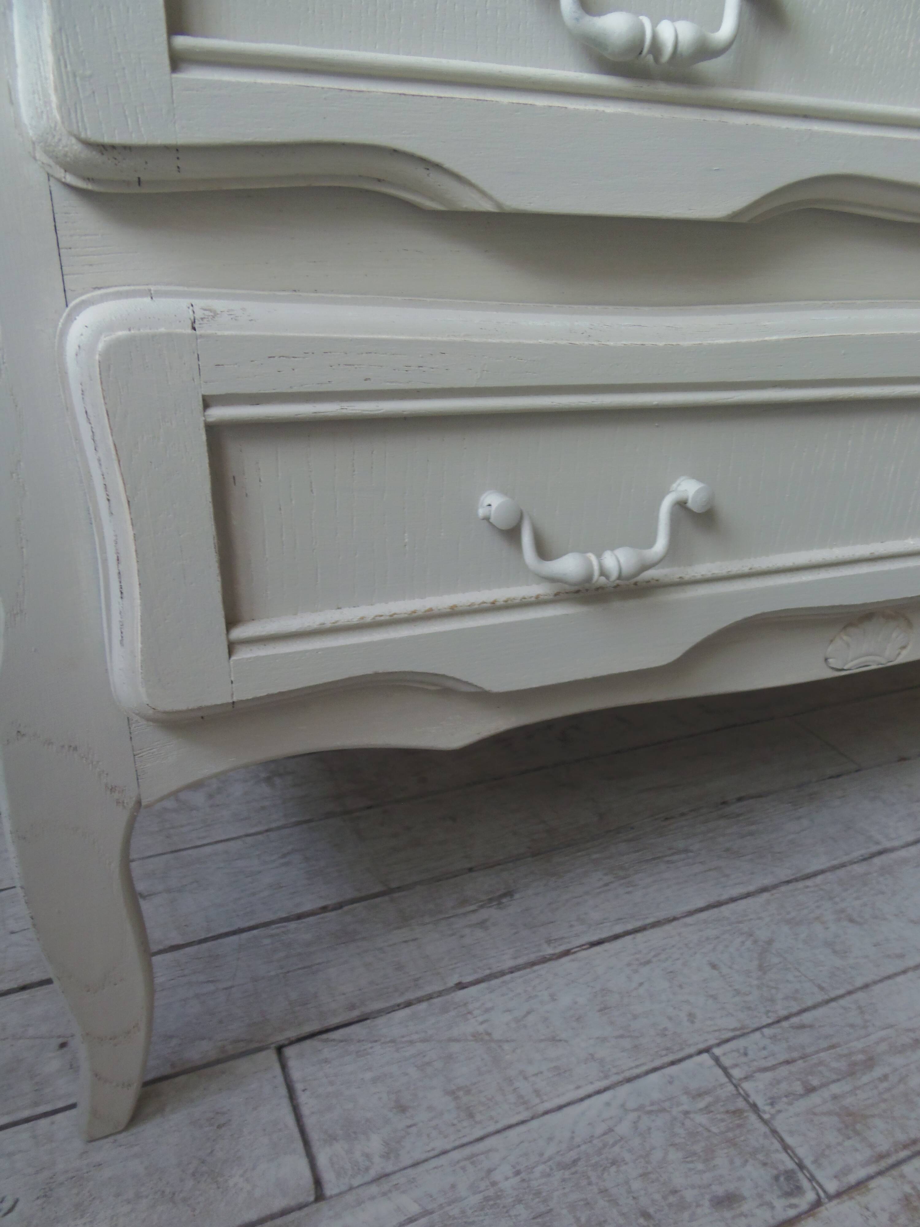 Vintage chest of drawers with pearl gray patina and waxed finish, 3 drawers, wooden top.