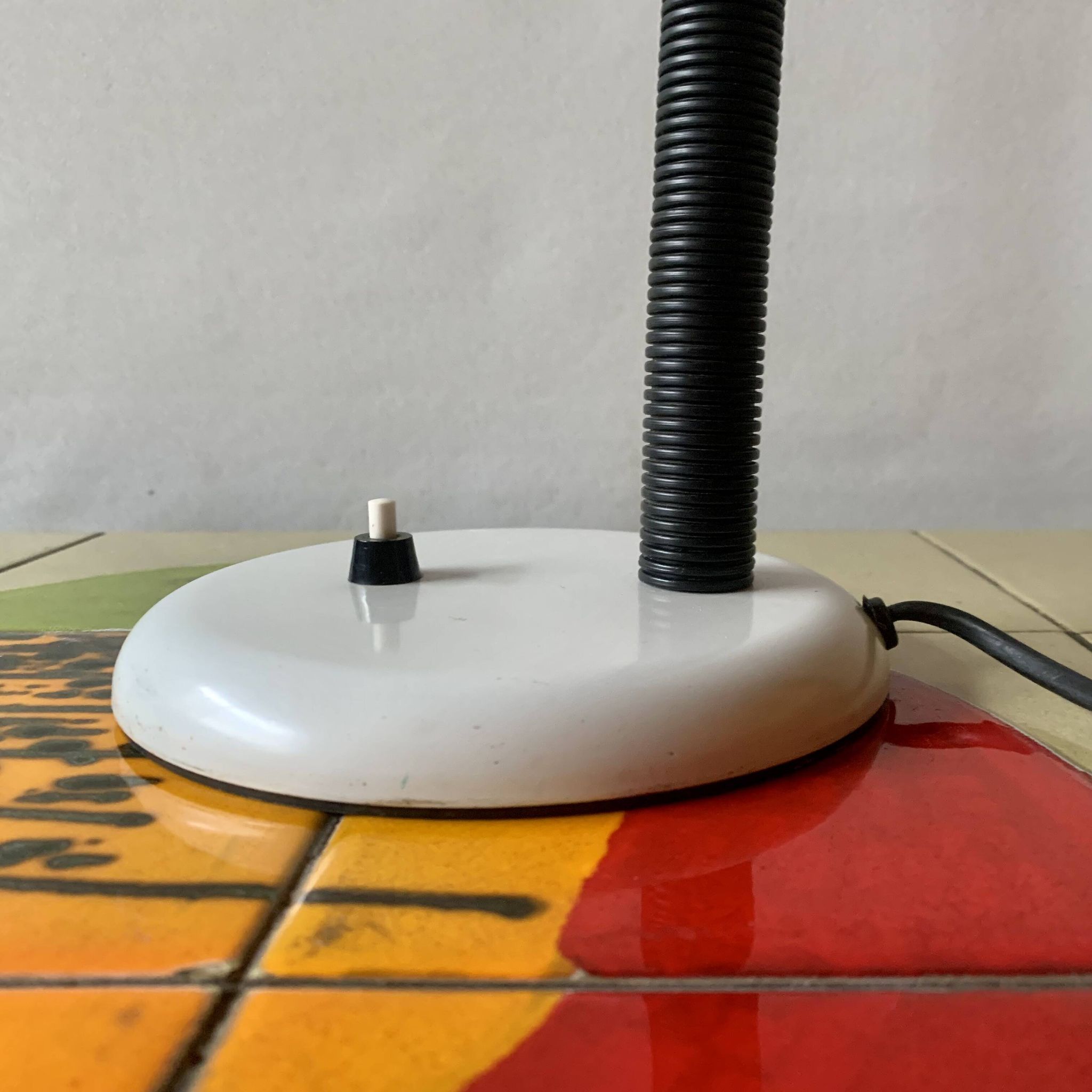 Lampe de bureau métallique vintage blanche et noire
