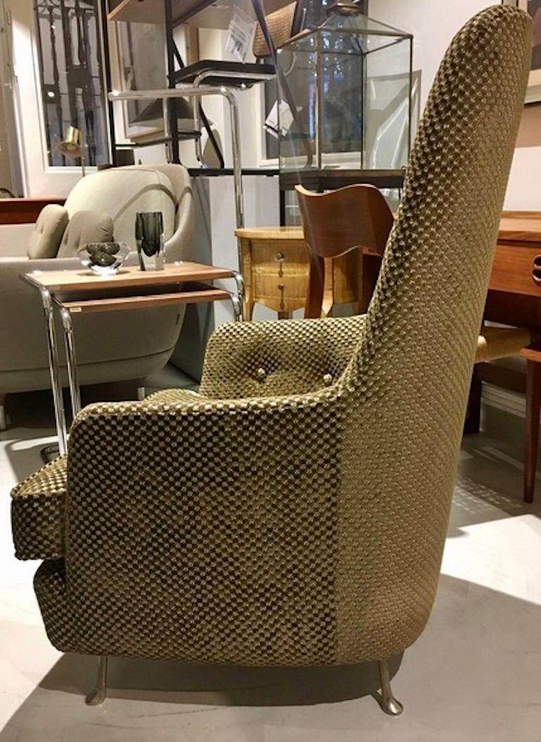 Mid-century buttoned armchair with metal legs
