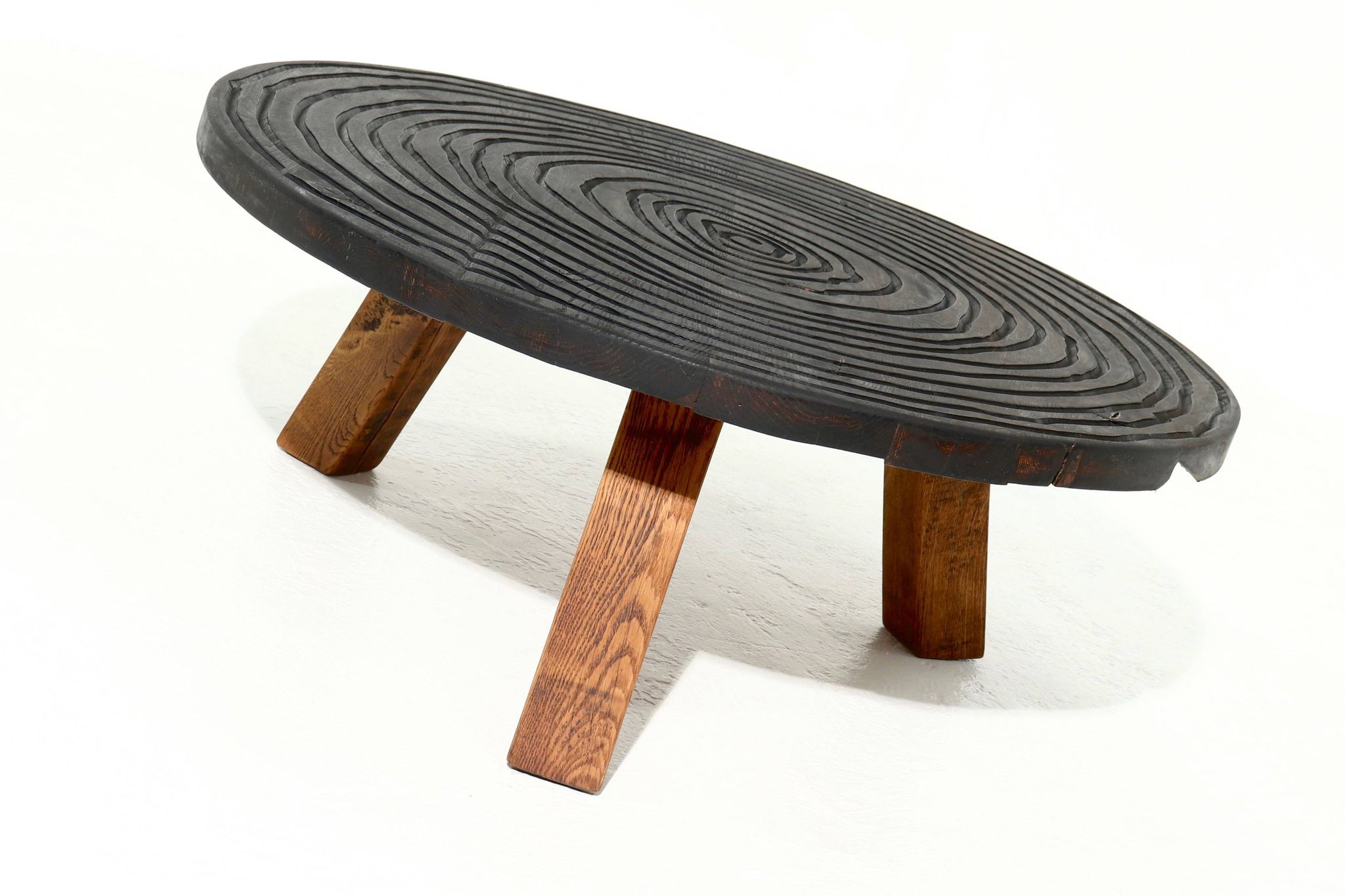 Table basse ronde tripode artisanale en chêne massif des années 1960