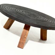 Table basse ronde tripode artisanale en chêne massif des années 1960