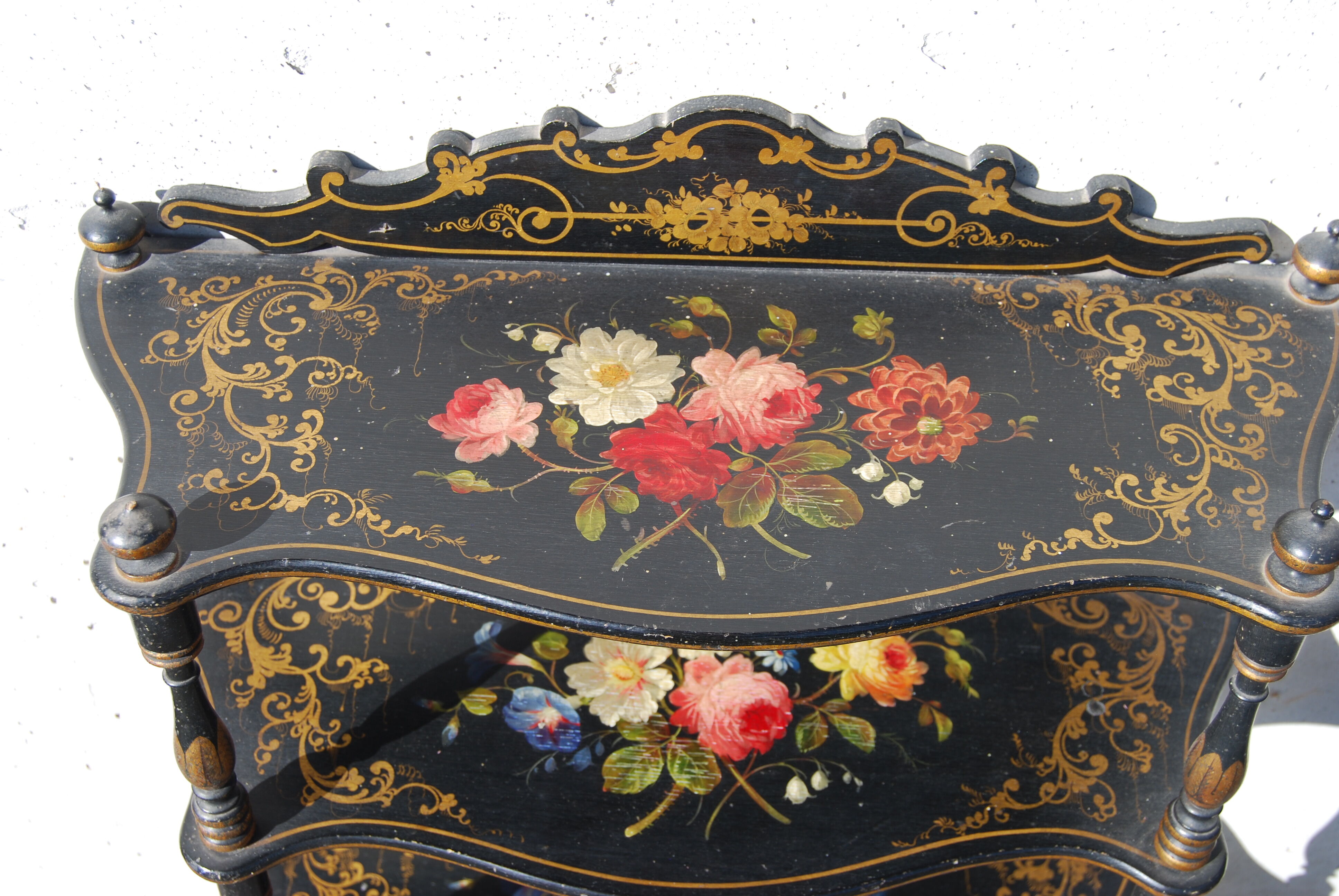 Étagère murale Napoléon III en bois noirci à décor de fleurs.