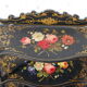 Étagère murale Napoléon III en bois noirci à décor de fleurs.