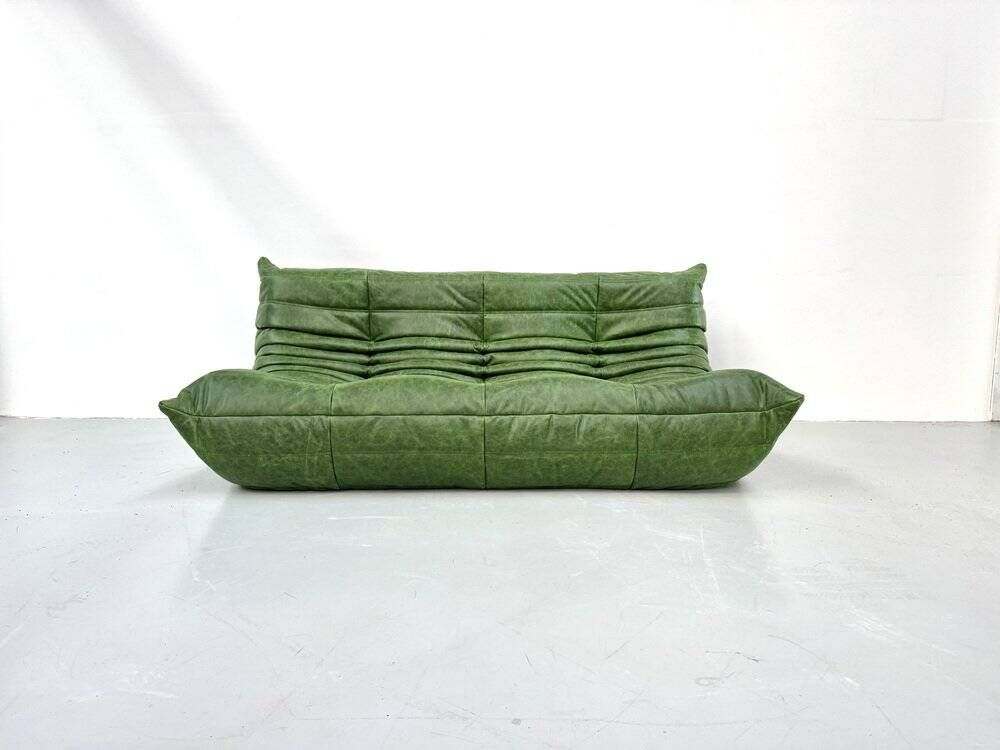 Canapé Togo en cuir vert attribué à Michel Ducaroy pour Ligne Roset.