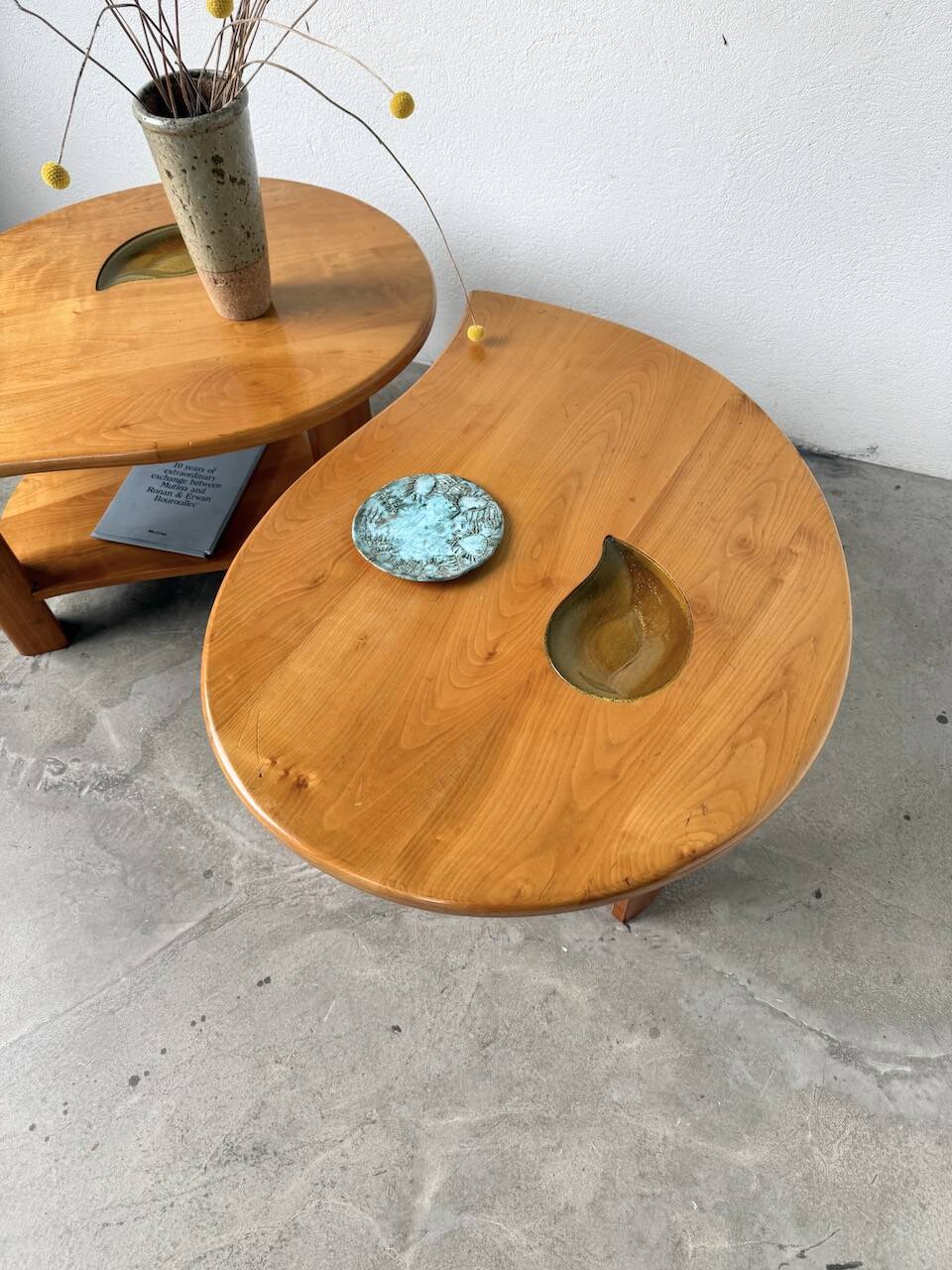 Tables basses en orme formant une goutte