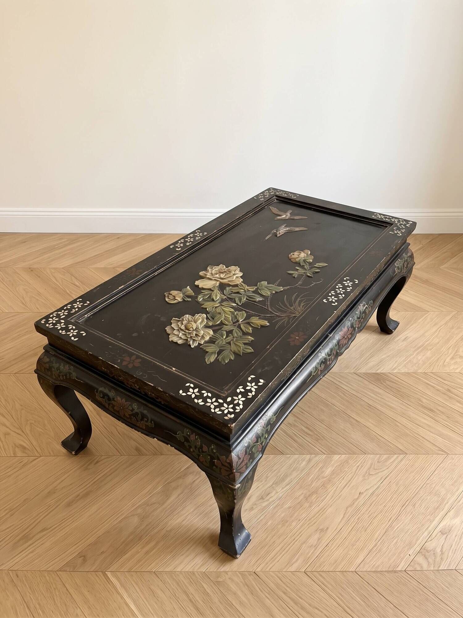 Table basse chinoise ancienne en bois noir et nacre