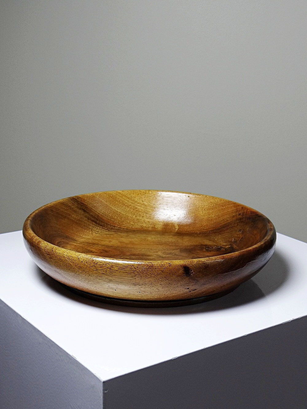 Teak or acacia wooden bowl, vintage craftsmanship from the 70s to 2000s.