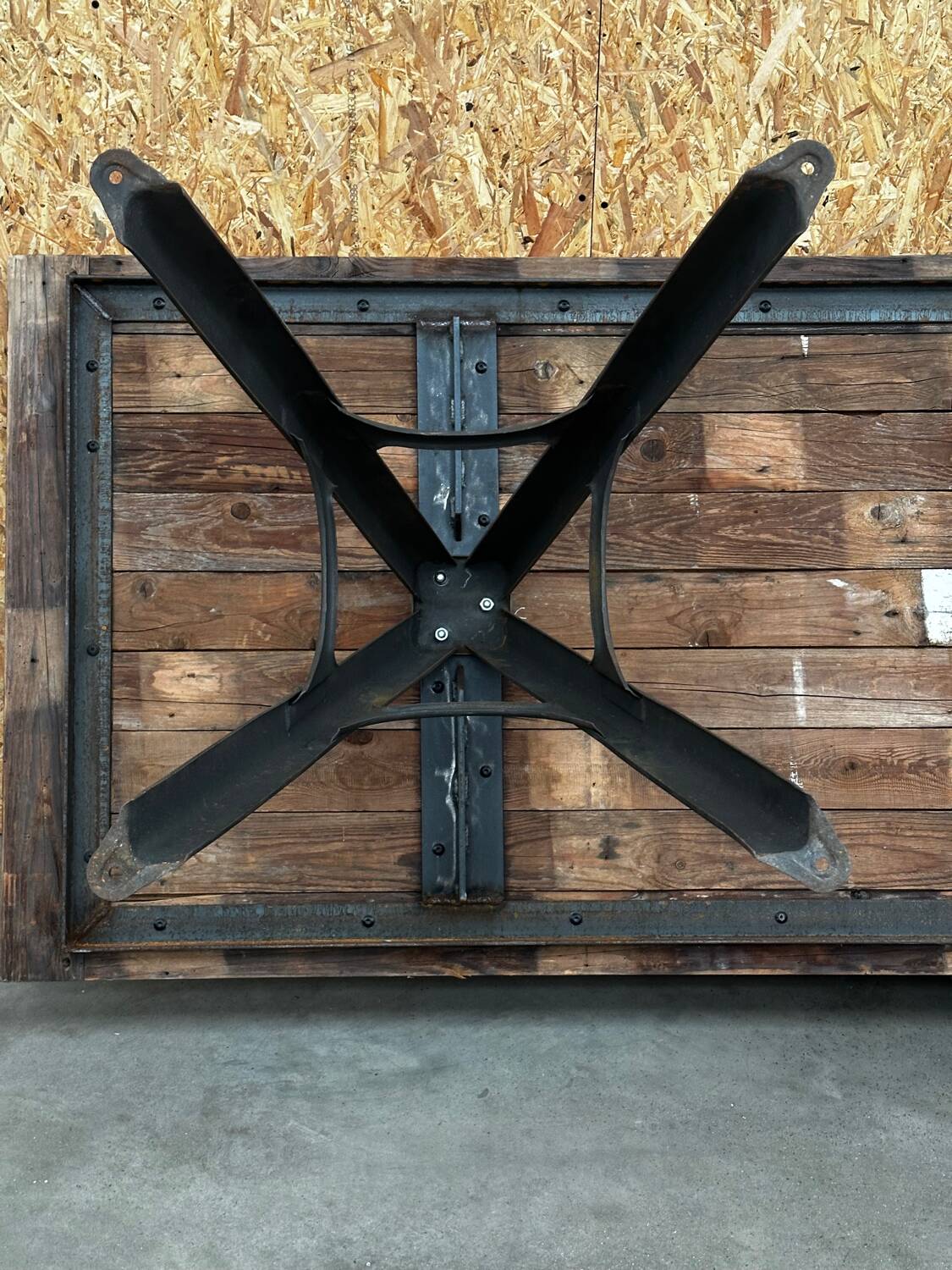 Large table for 10 people - 3m long - antique top / industrial legs