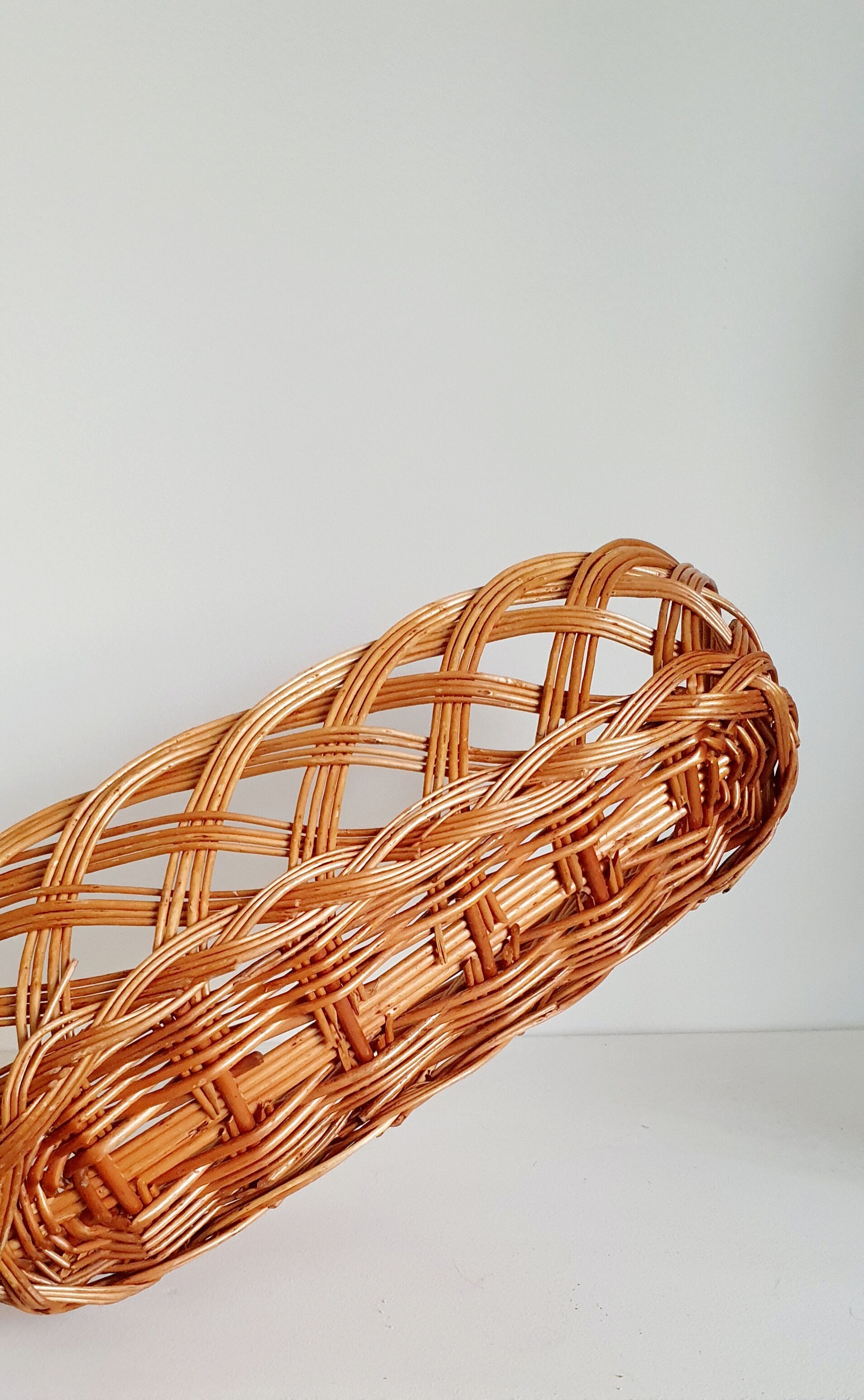 Bread basket and basket