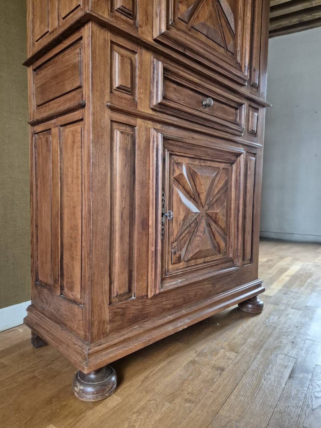 Bonnetière dit homme debout en chêne massif à pointes de diamants style Louis XIII