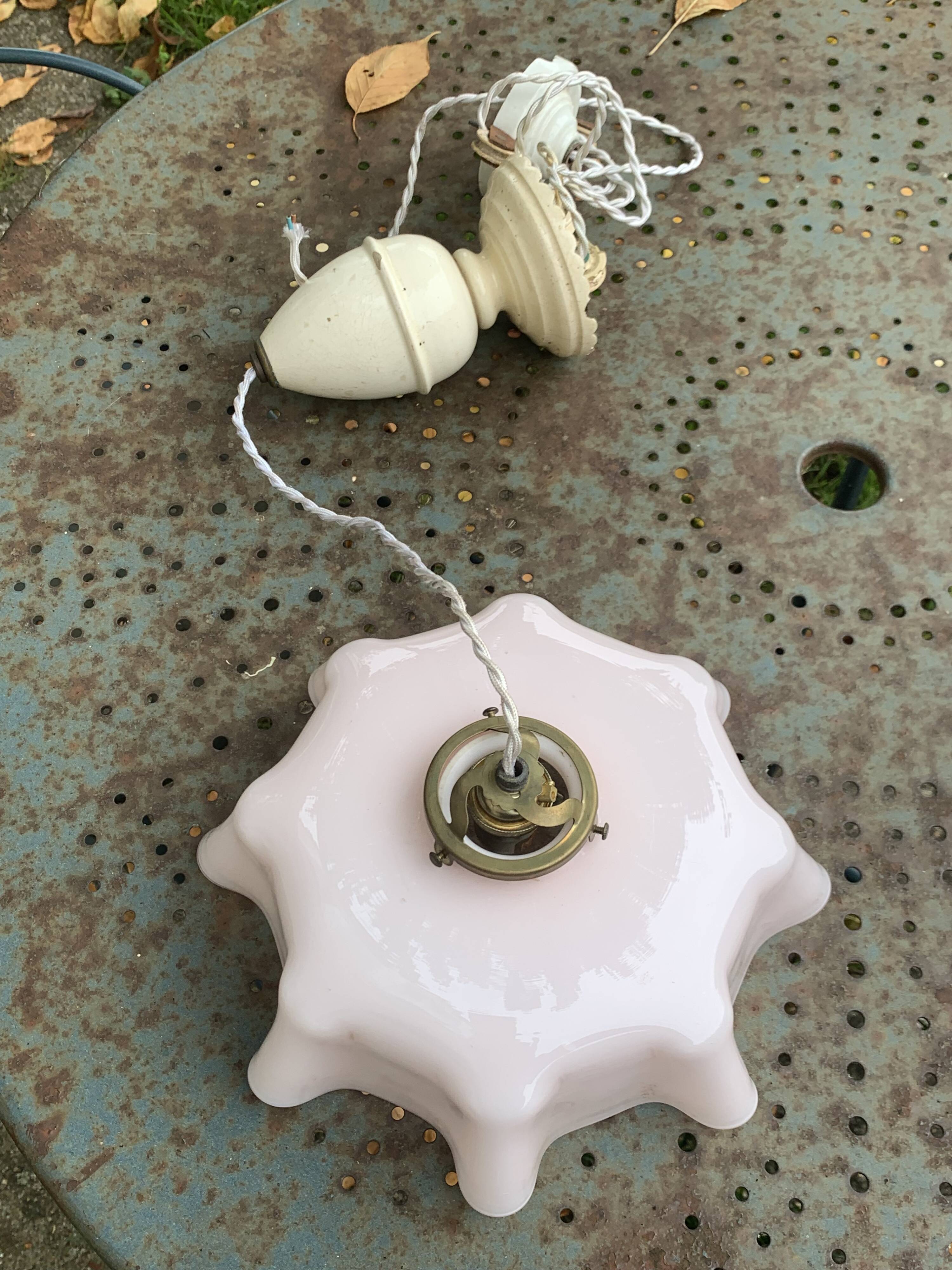 Lustre, suspension en opaline rose et intérieur blanc, complète ancienne