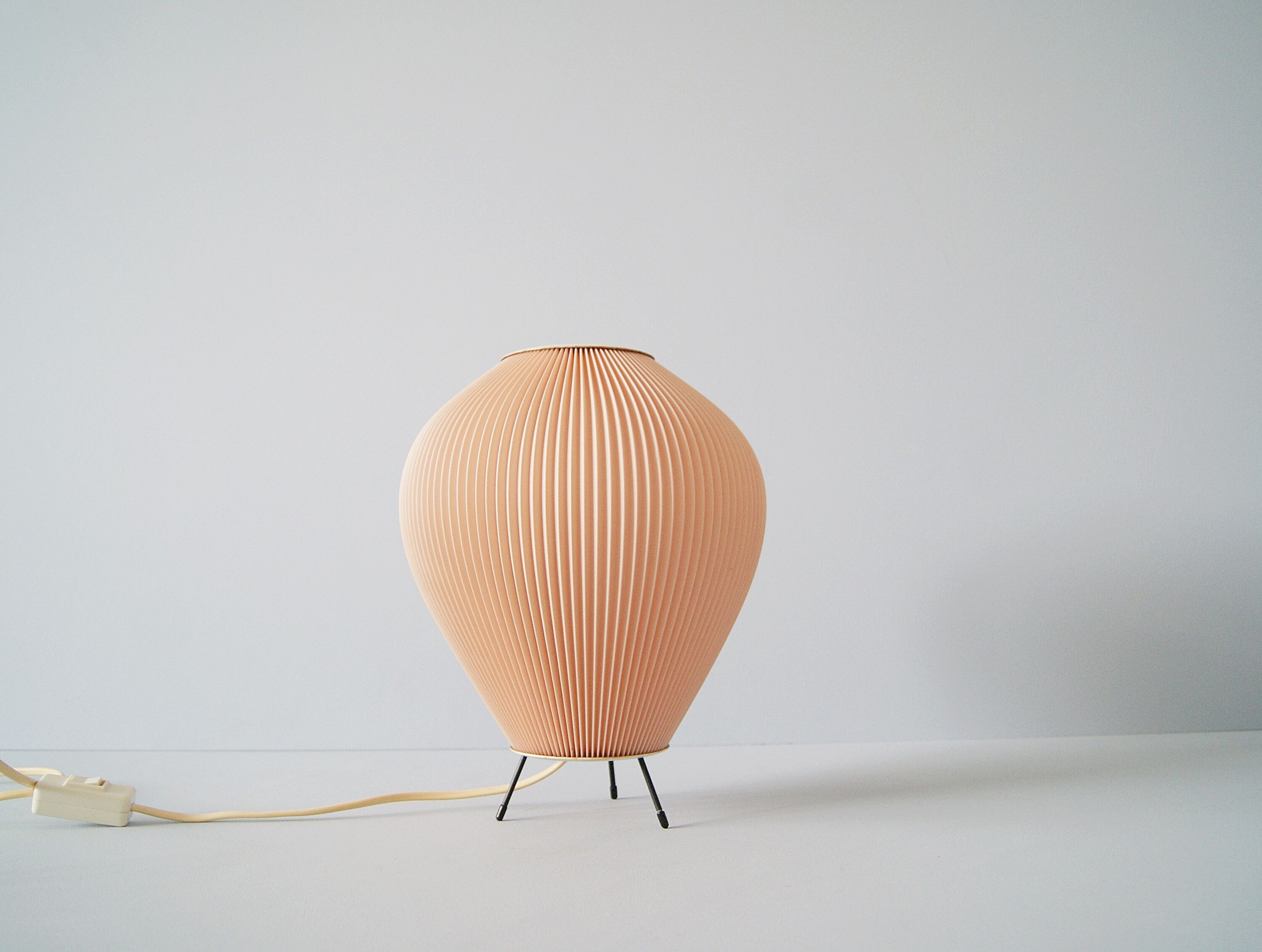 Cocoon lamp with pink pleated shade, 50's lighting