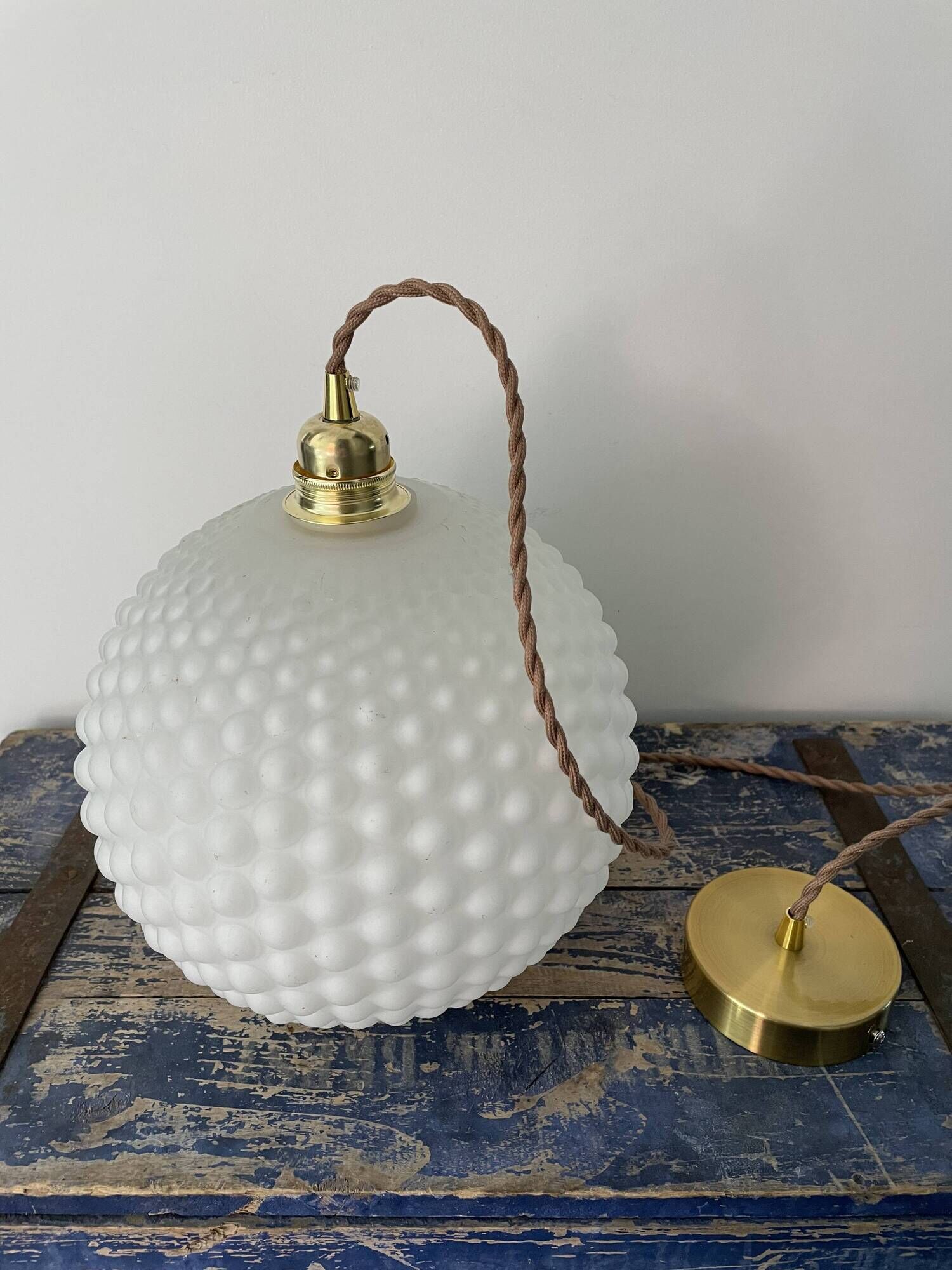 Large vintage suspension year 70 in white opaline with electrified bubbles to nine