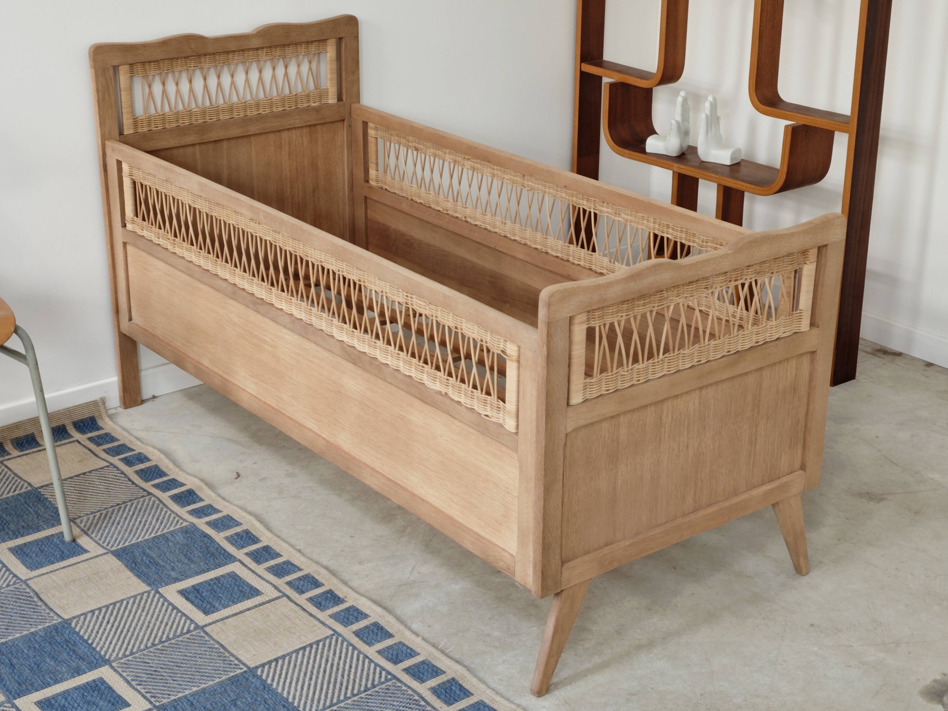 Children's bed in wood and sandblasted rattan from the 1960s.