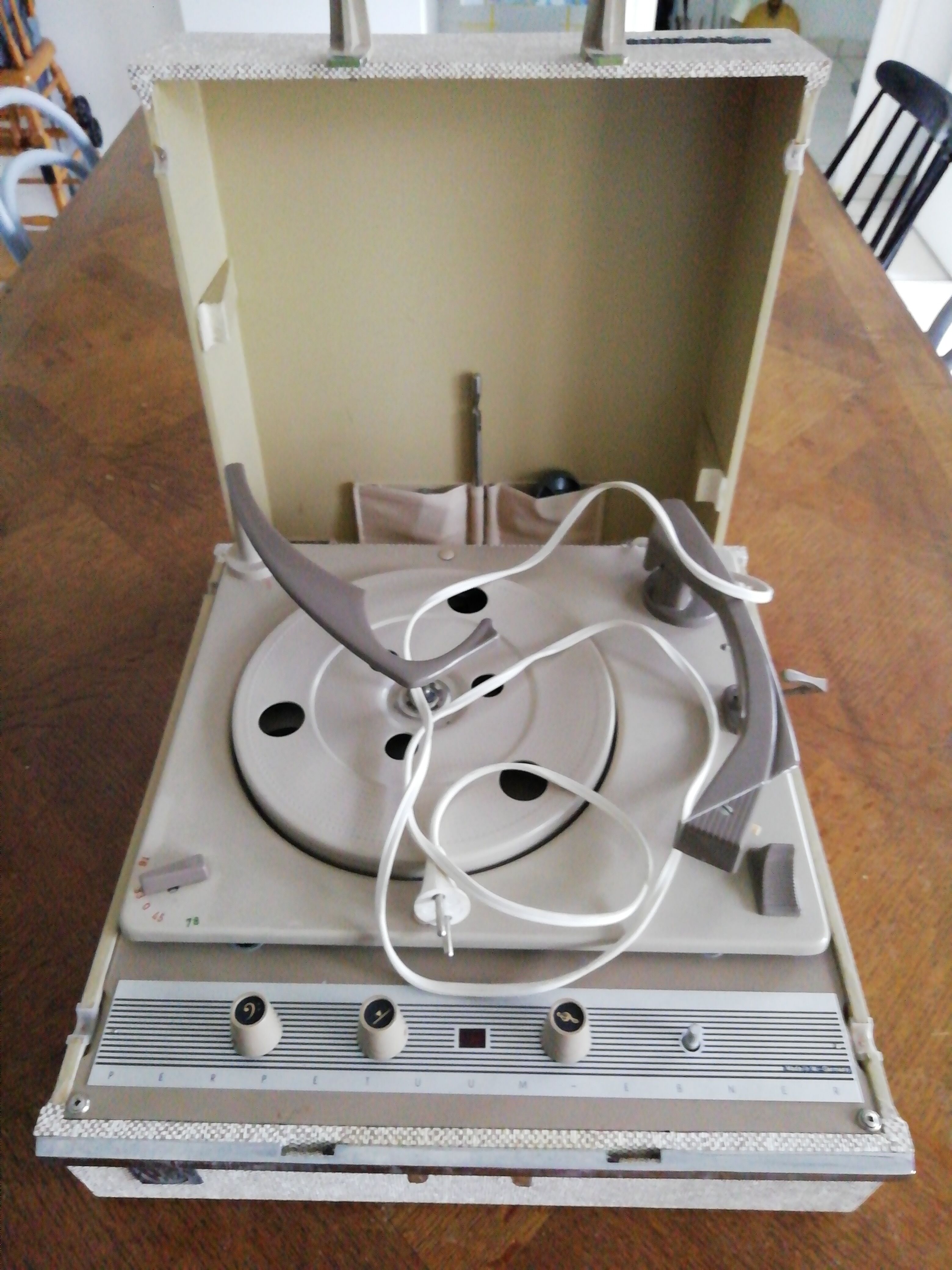 Turntable suitcase PE 50s