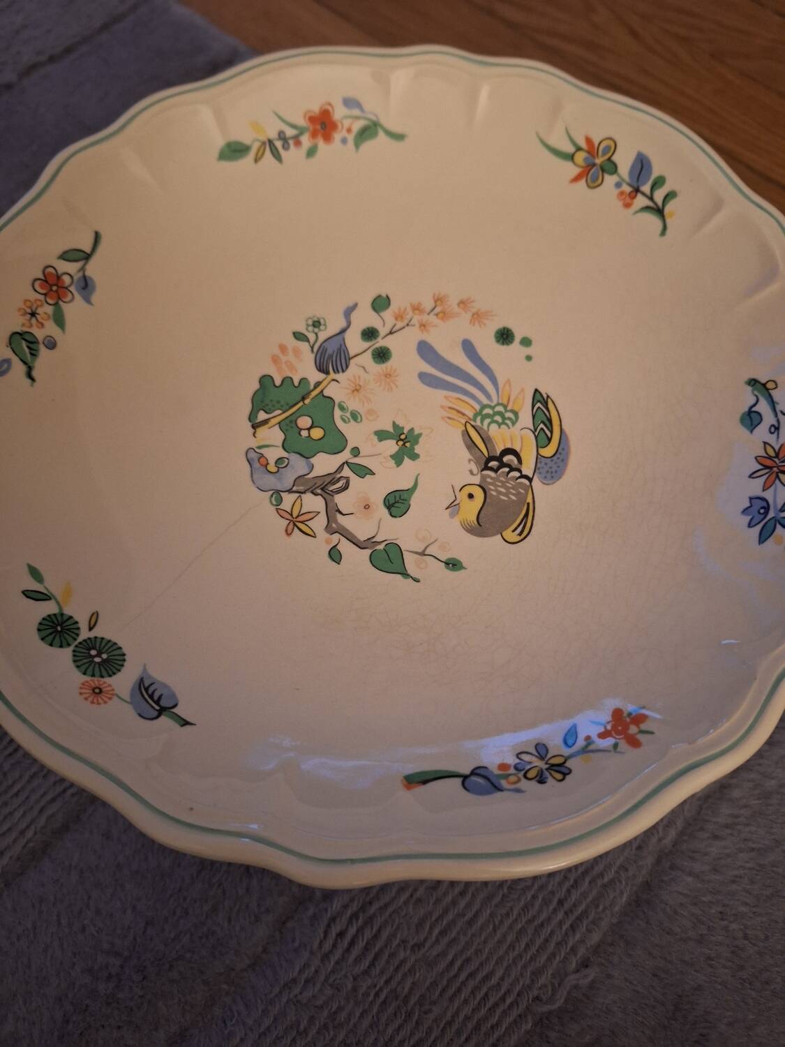 Presentation dish on earthenware foot