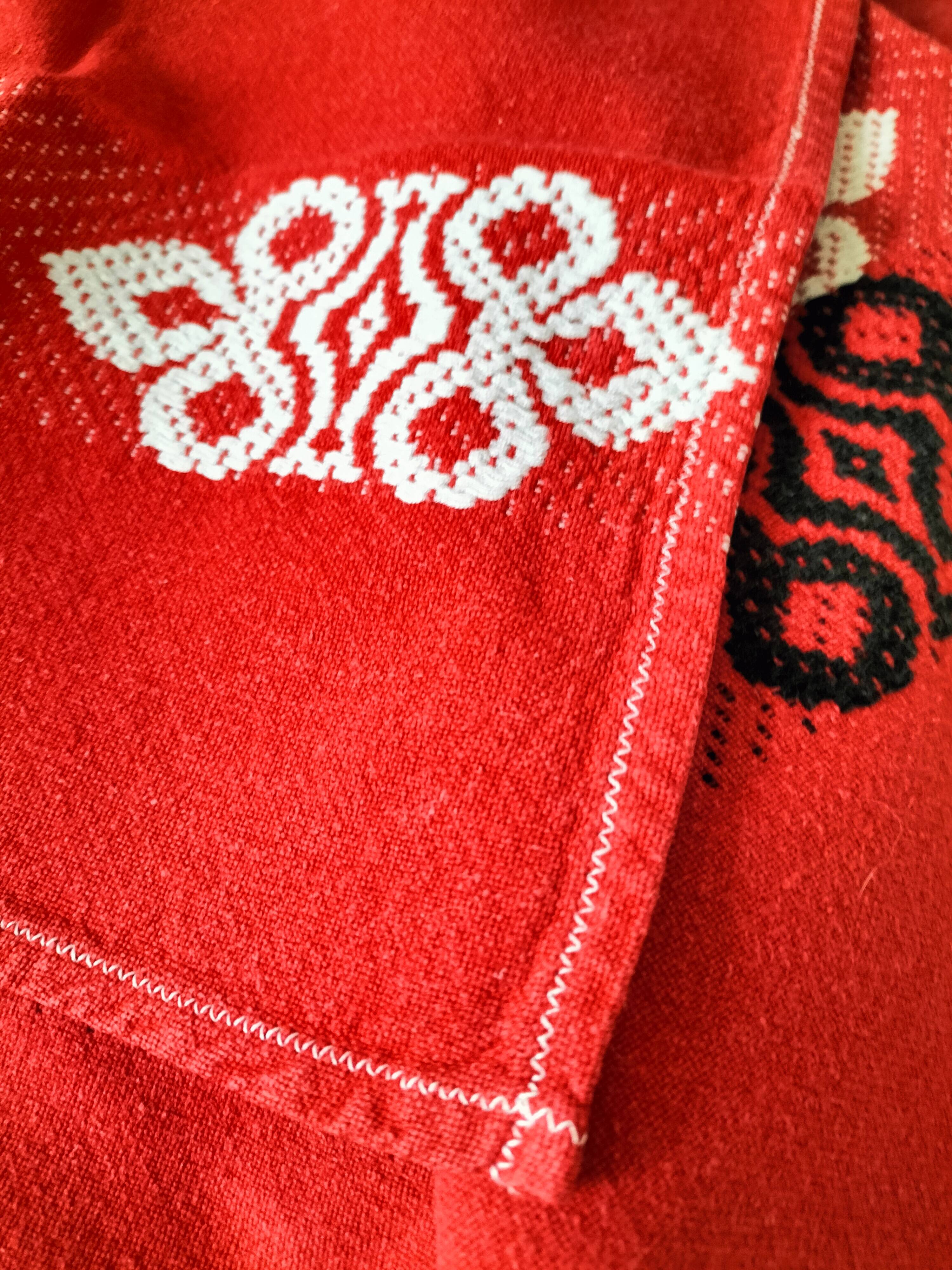 Vintage graphic red tablecloth and 8 matching napkins.