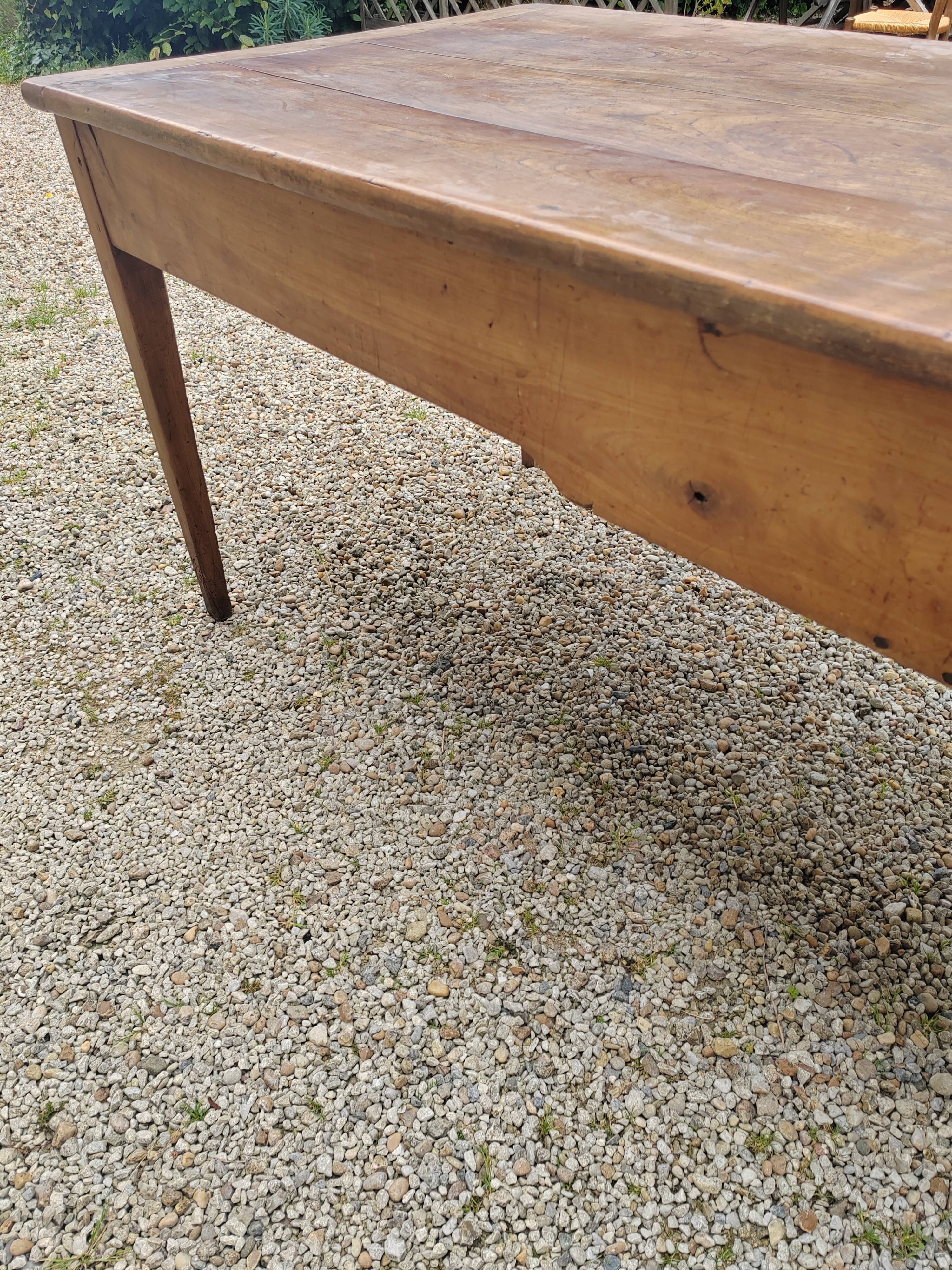 Table de ferme et 8 chaises