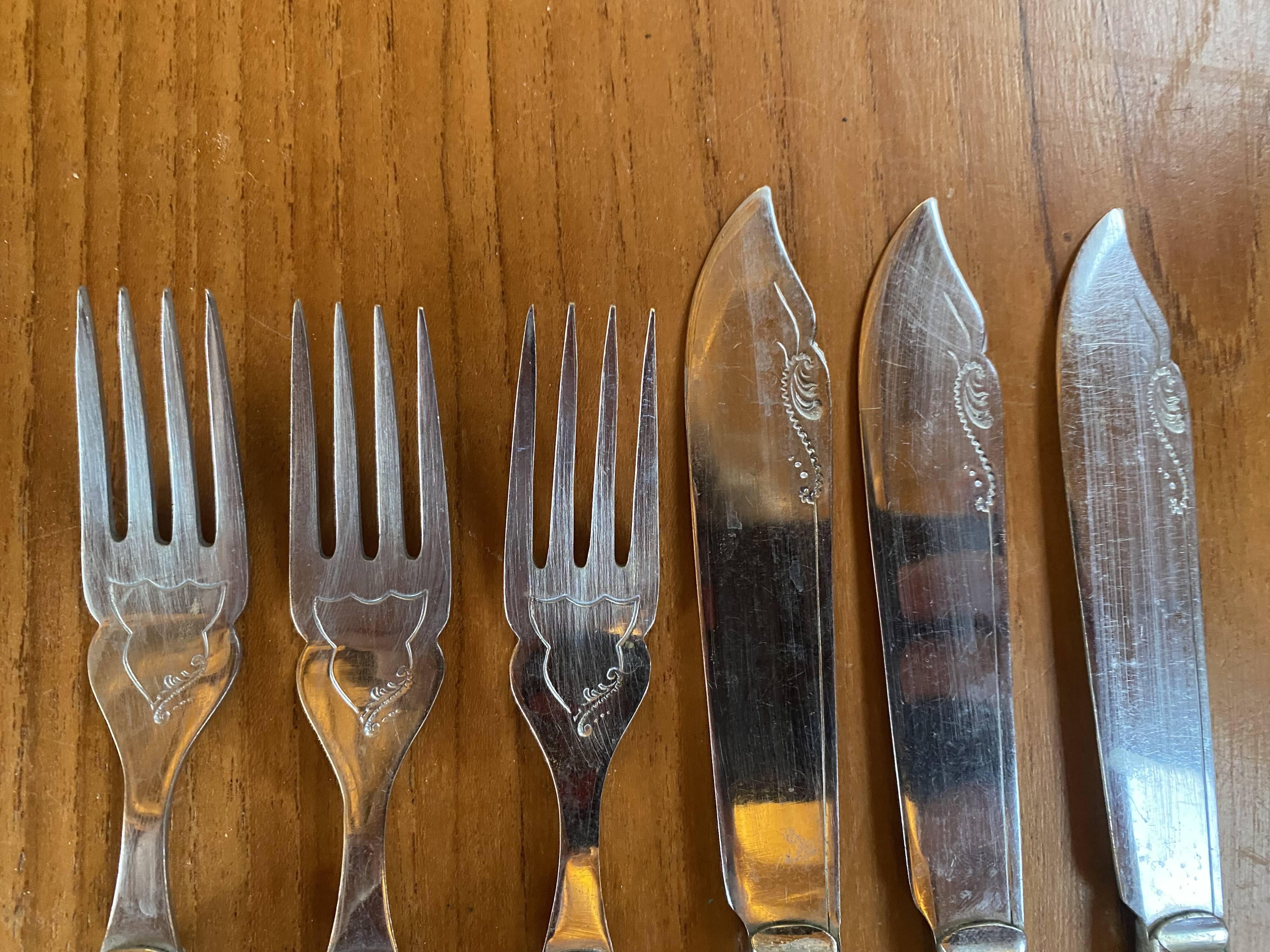 Bakelite fish cutlery from the 1930s