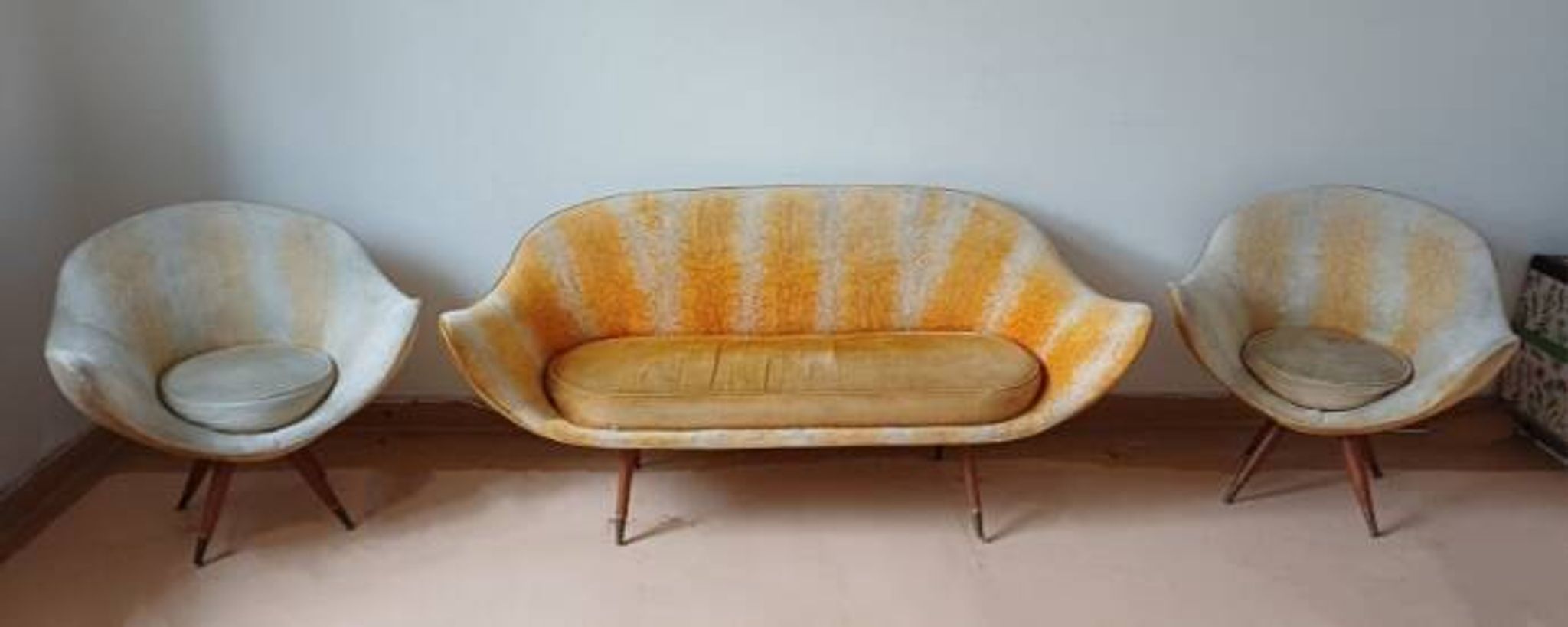 2 fauteuils œuf et canapé par Paged des années 50