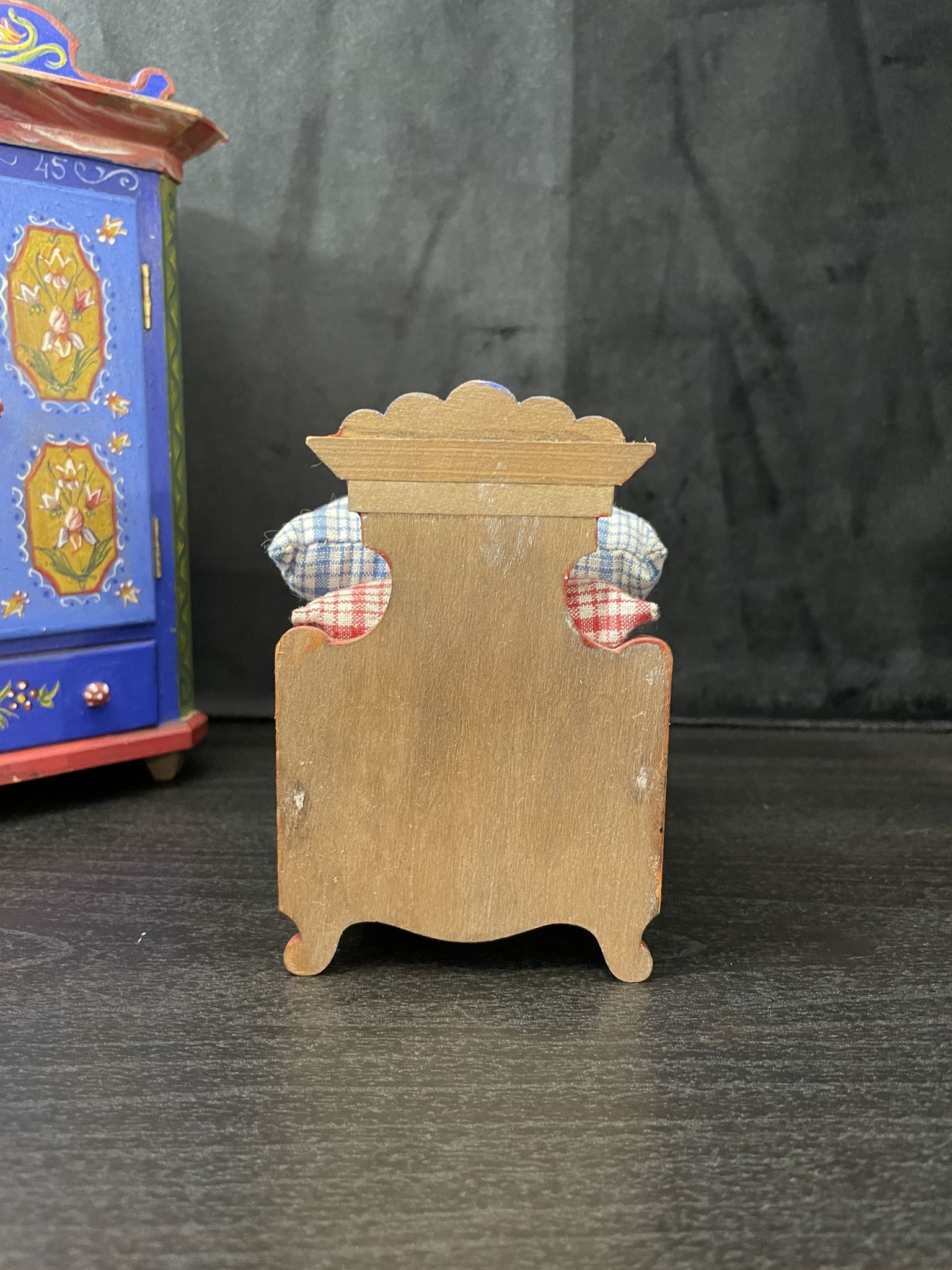 Ensemble garde-robe et lit miniatures tyroliens
