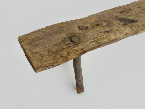 Banc bas brutaliste en bois. Banc en bois massif. Art Populaire