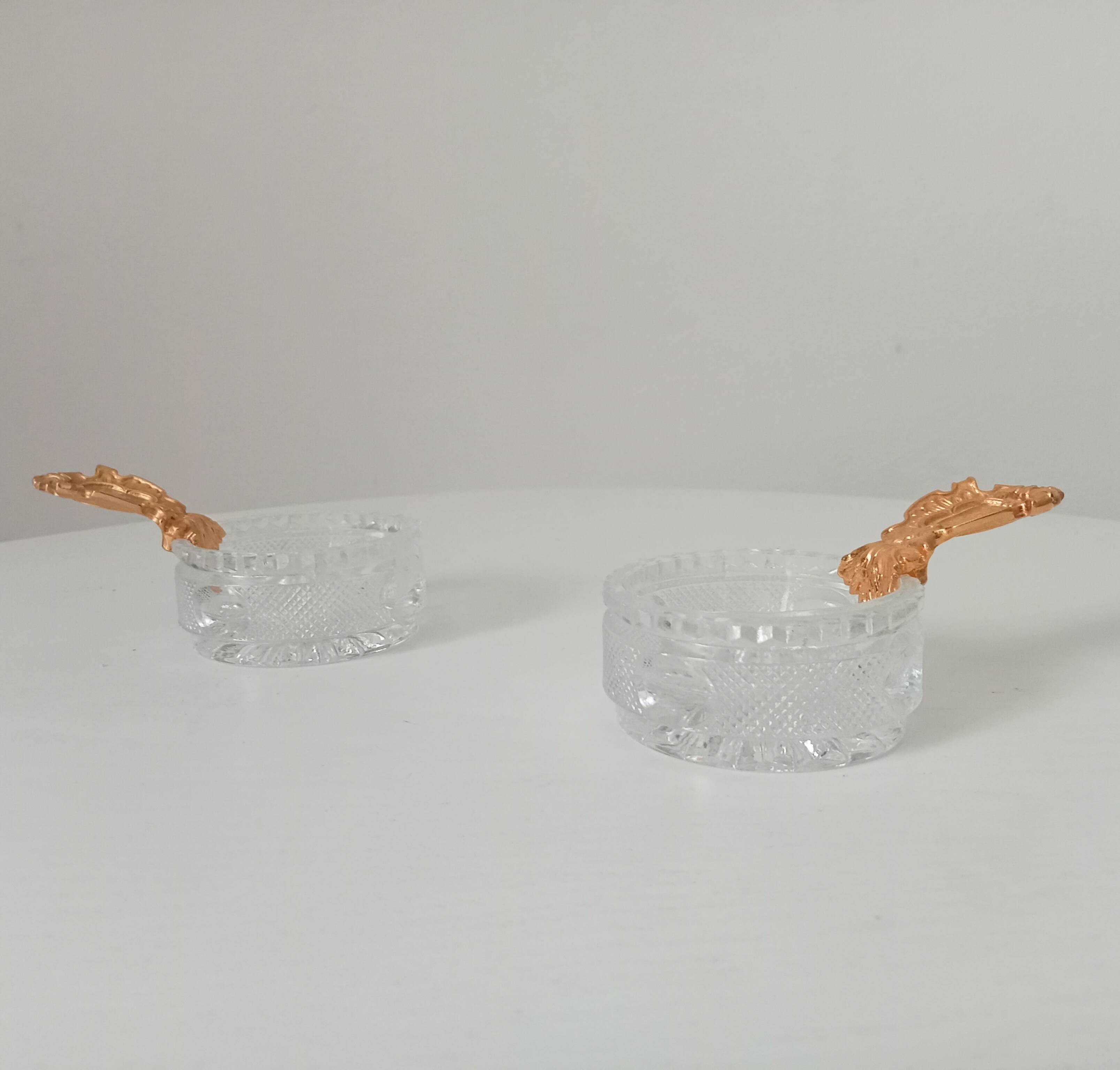 Individual ashtray in molded glass and gold aluminum