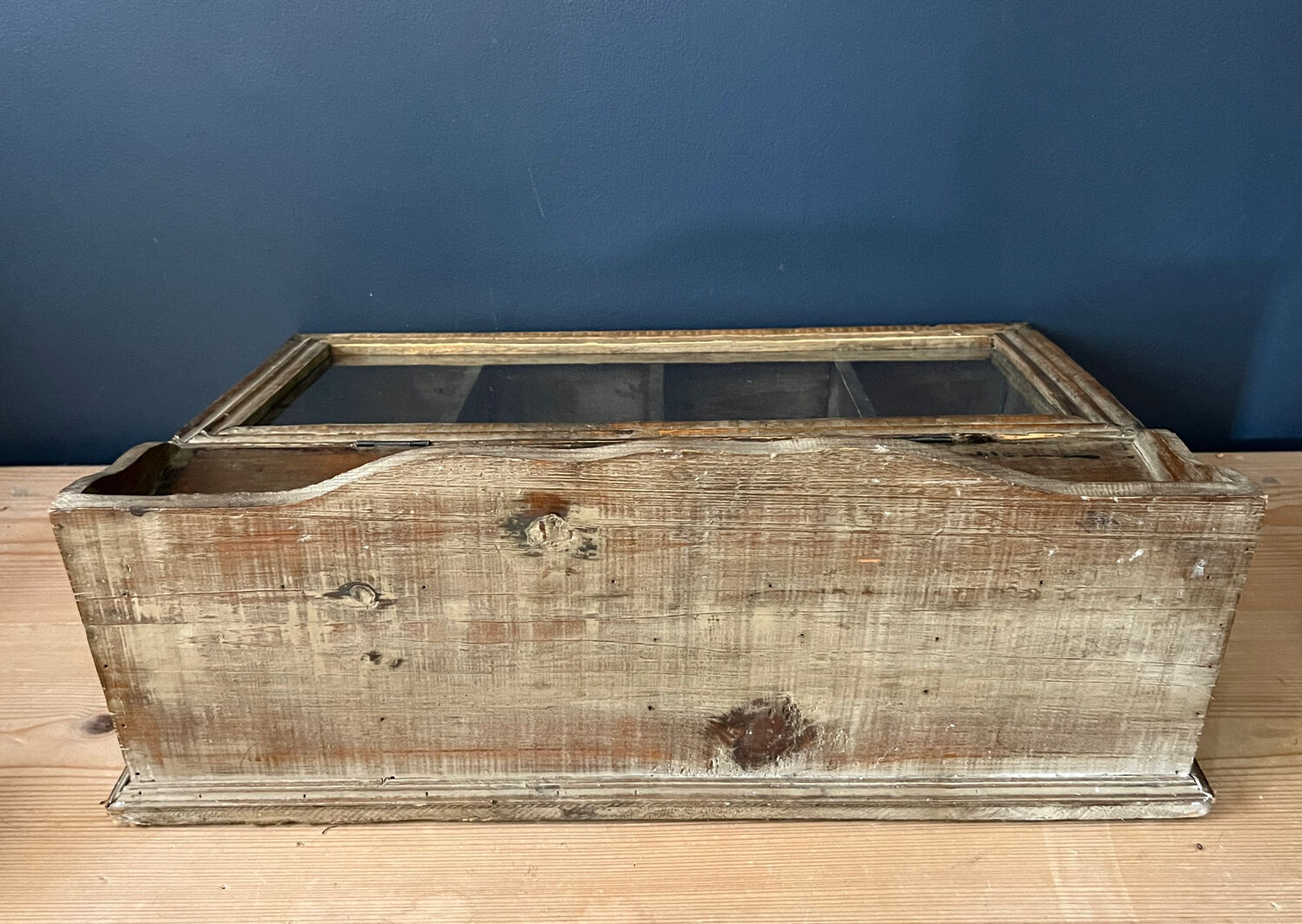 Showcase/cutlery rack, wood and glass