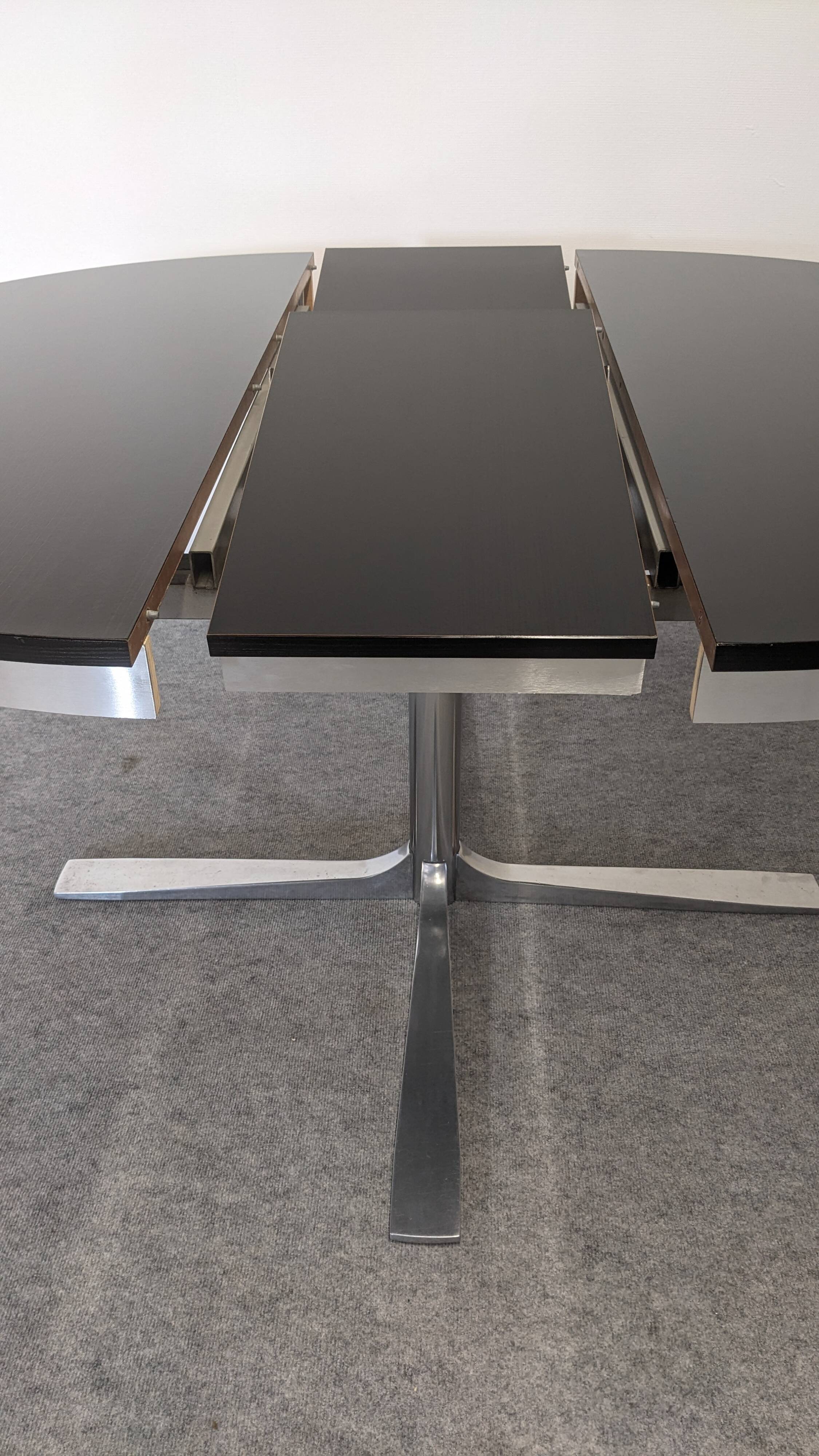 Italian Space Age extendable round table, 60s/70s