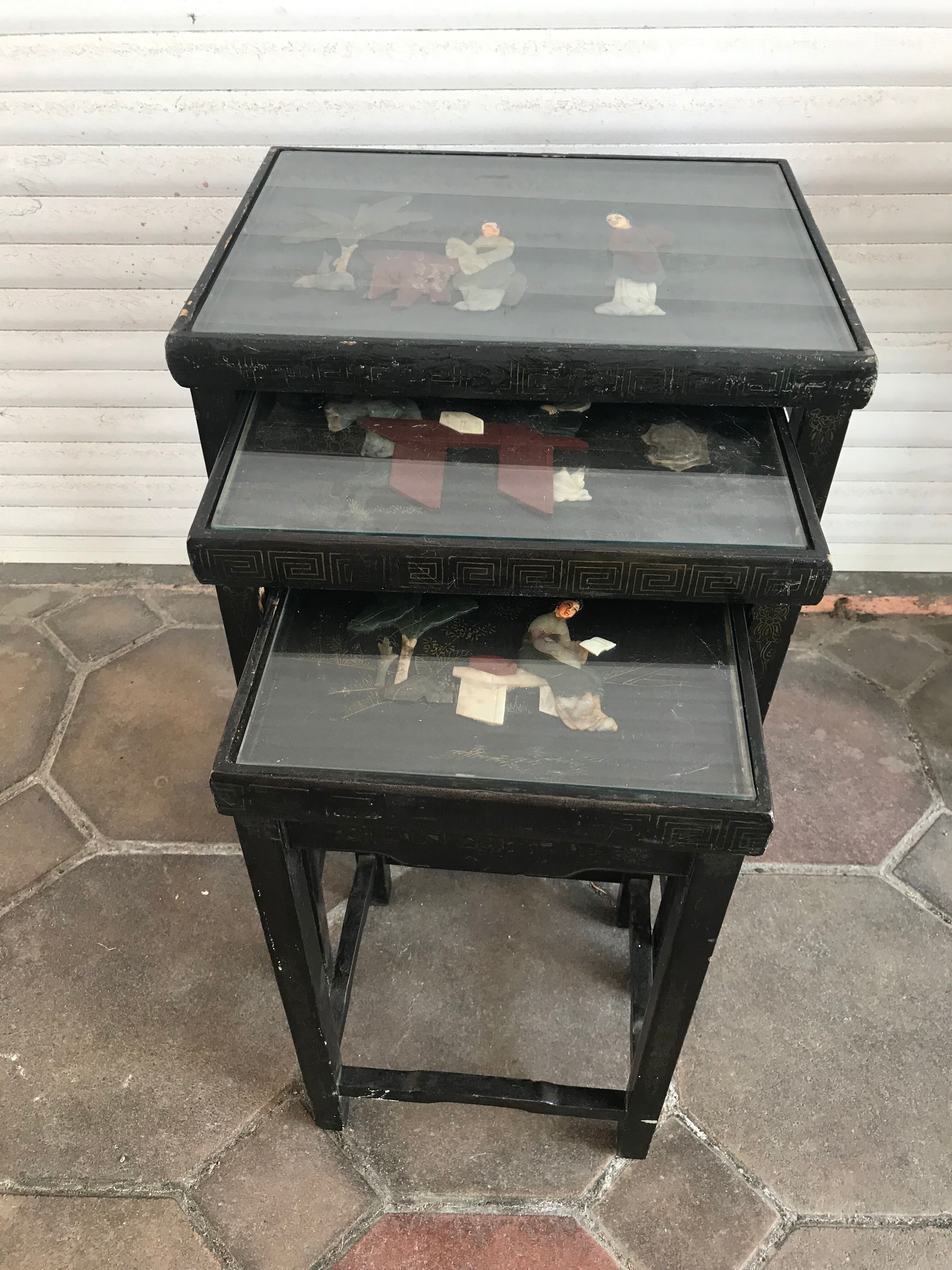 Tables gigognes chinoises en bois laqué incrustations de pierres dures années 60