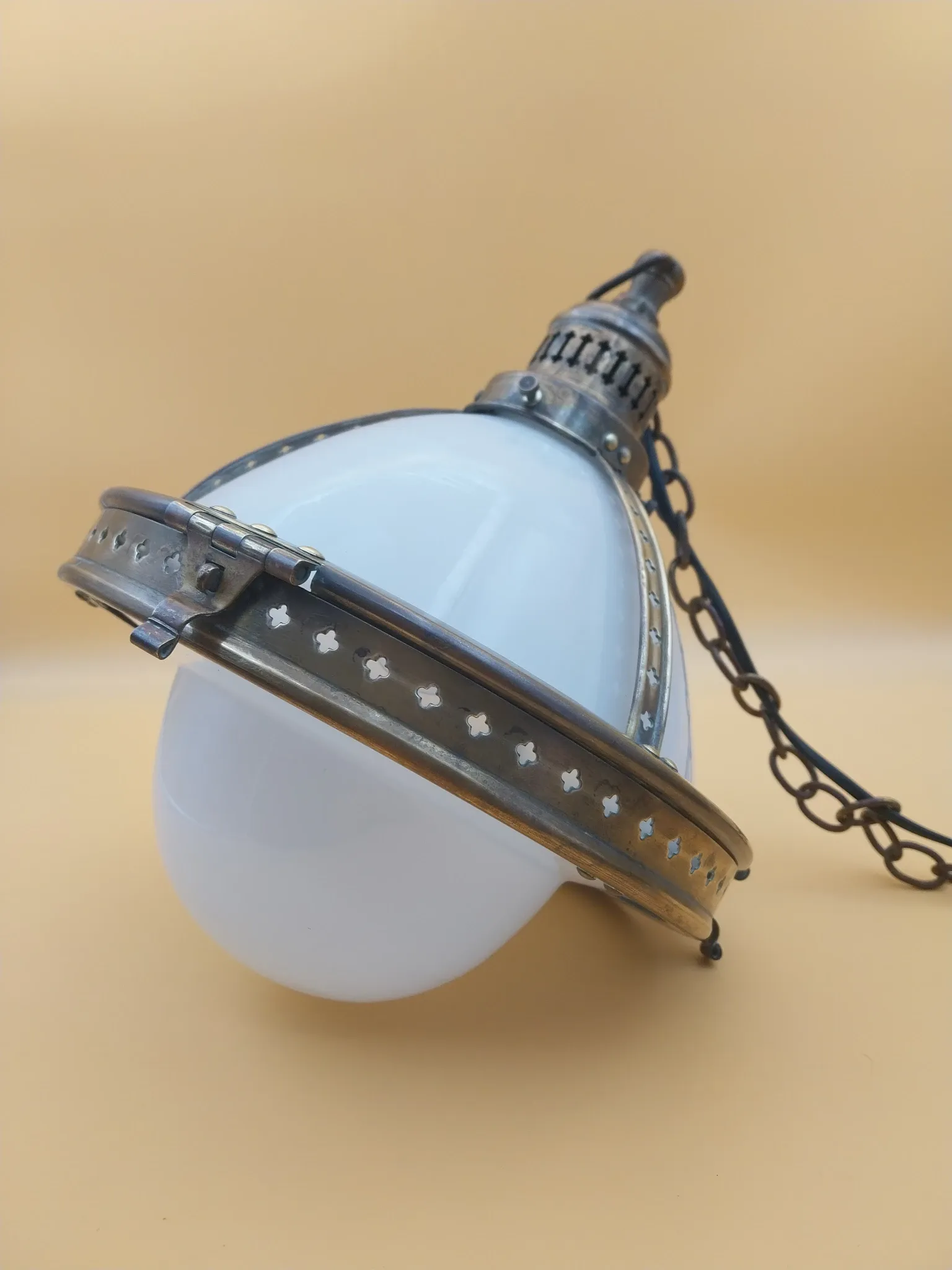 Suspension laiton et opaline