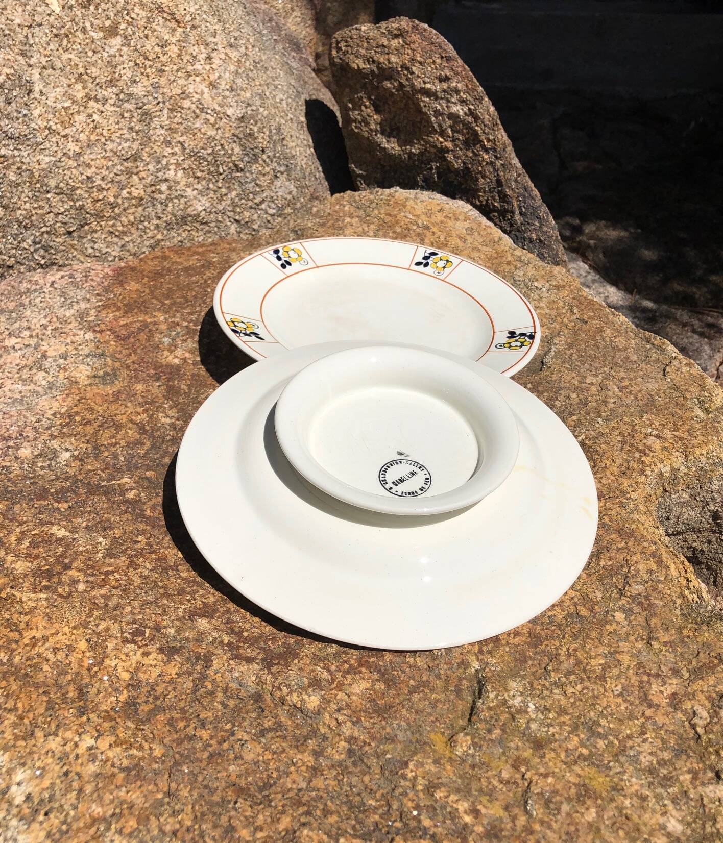 Plate on footstool Terre de Fer Salins Charbonnier