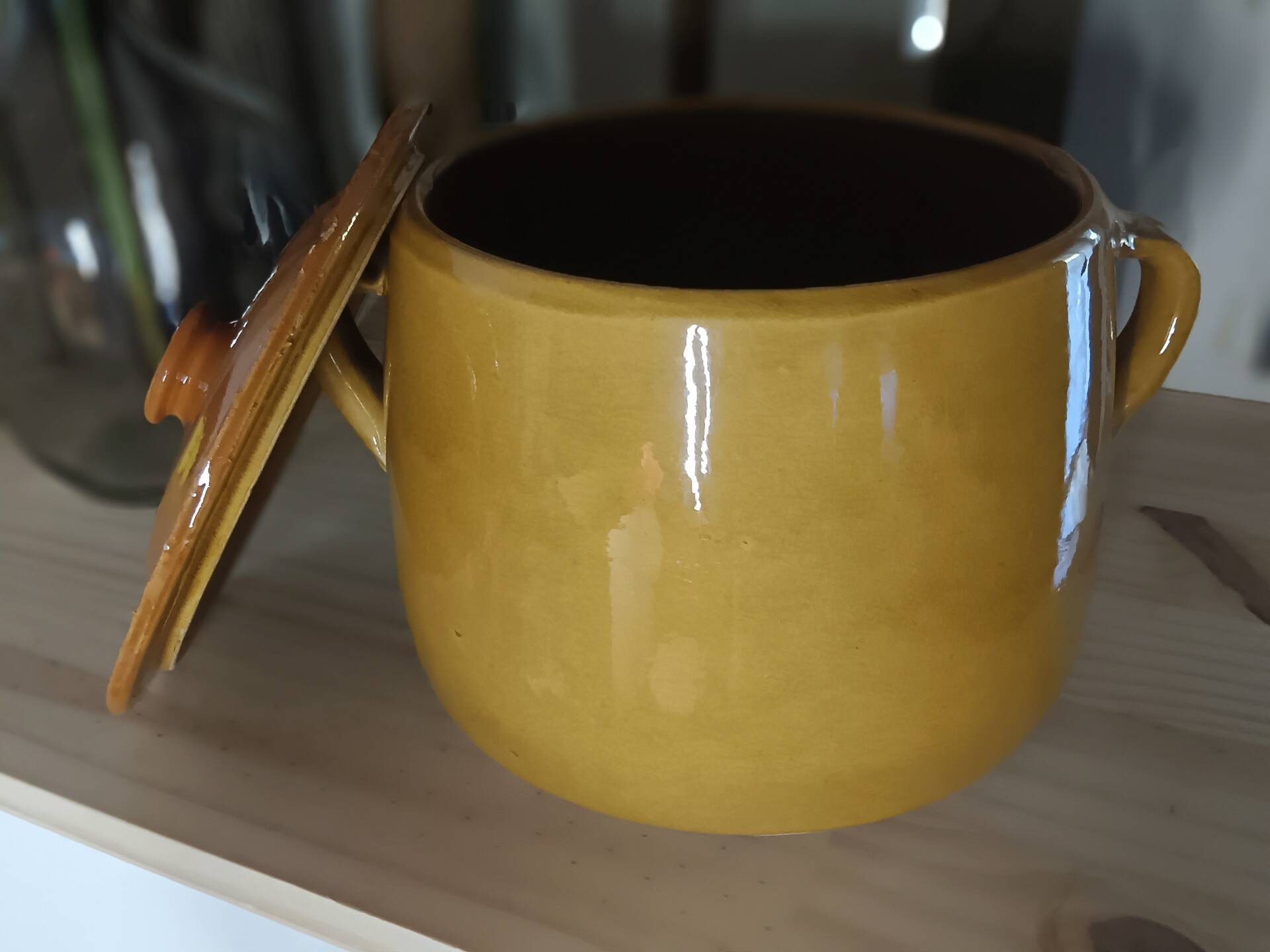 Marmite / Vintage earthenware casserole with lid (21 x